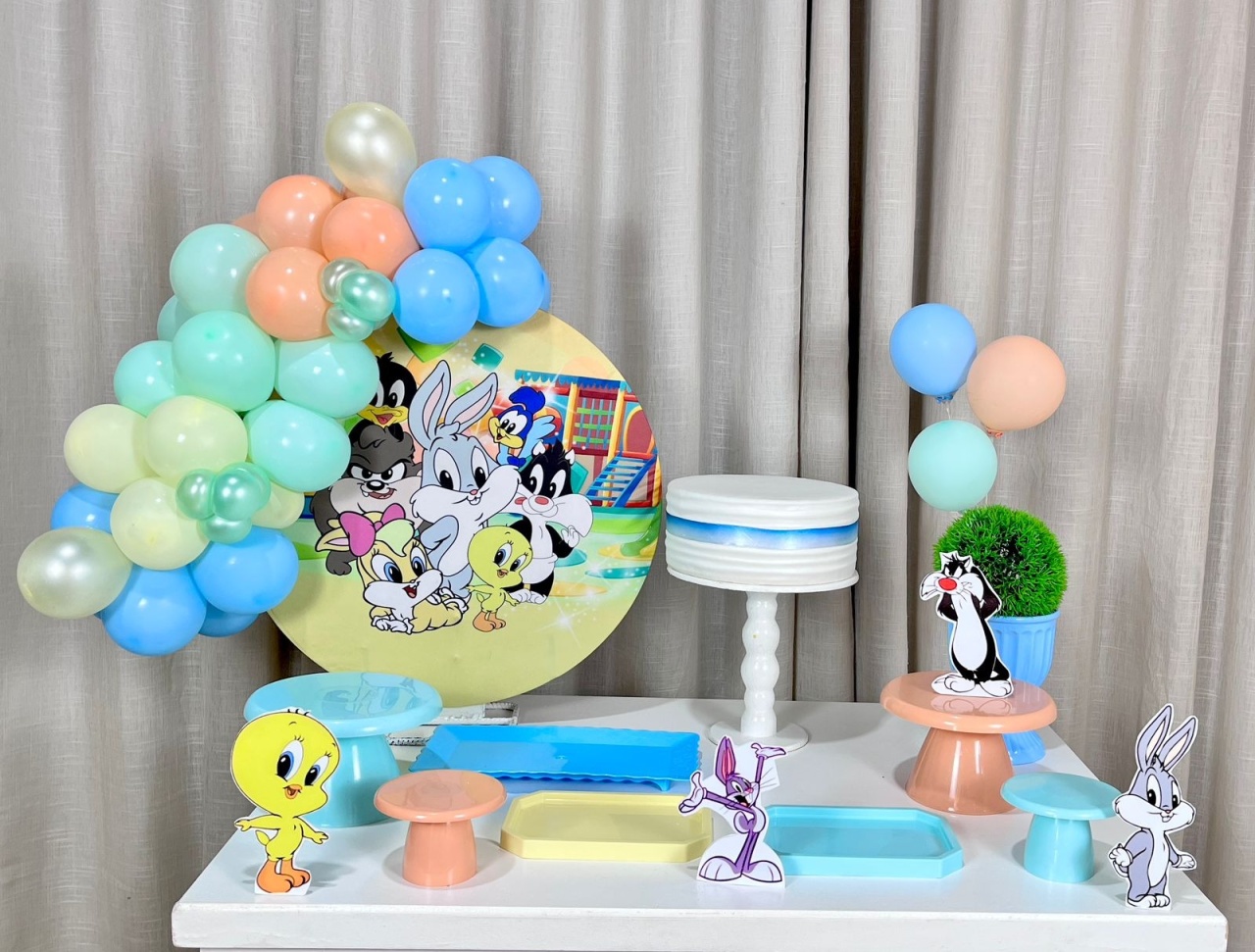 Kit Mesa Com Balão -  Loney Tunes - É Só Um Bolinho Locações 