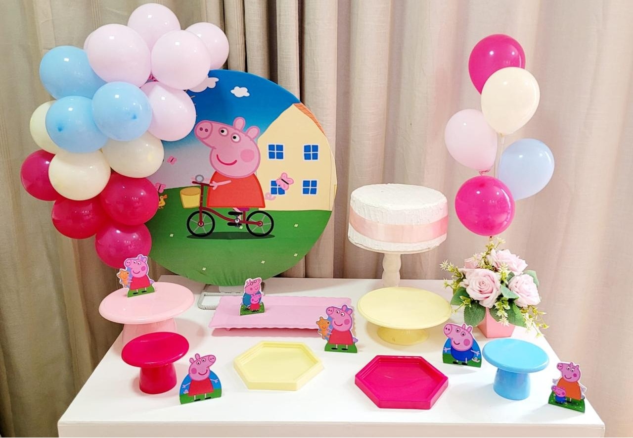 Kit Mesa Com Balão -  Pepa Pig 1 - É Só Um Bolinho Locações 