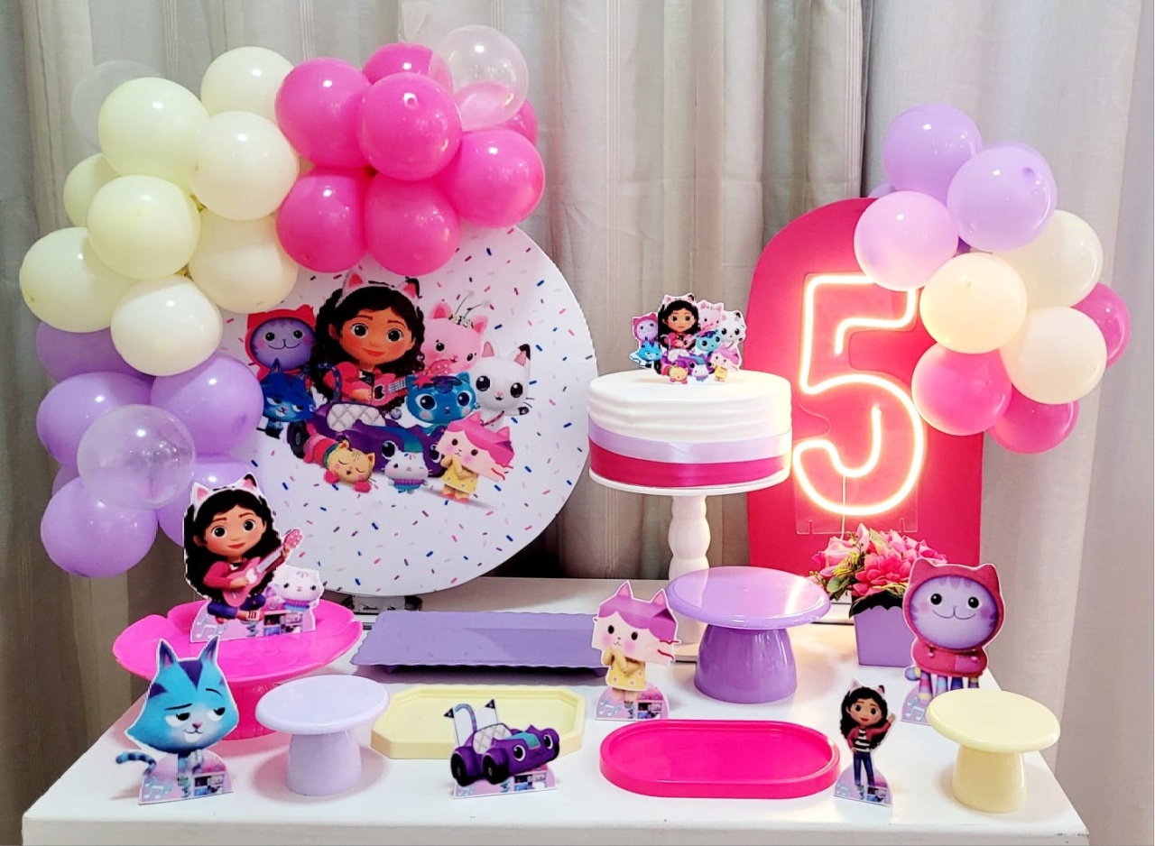 Kit Mesa Premium Com Balão - Casa Magica da Gaby 1 - É Só Um Bolinho Locações 