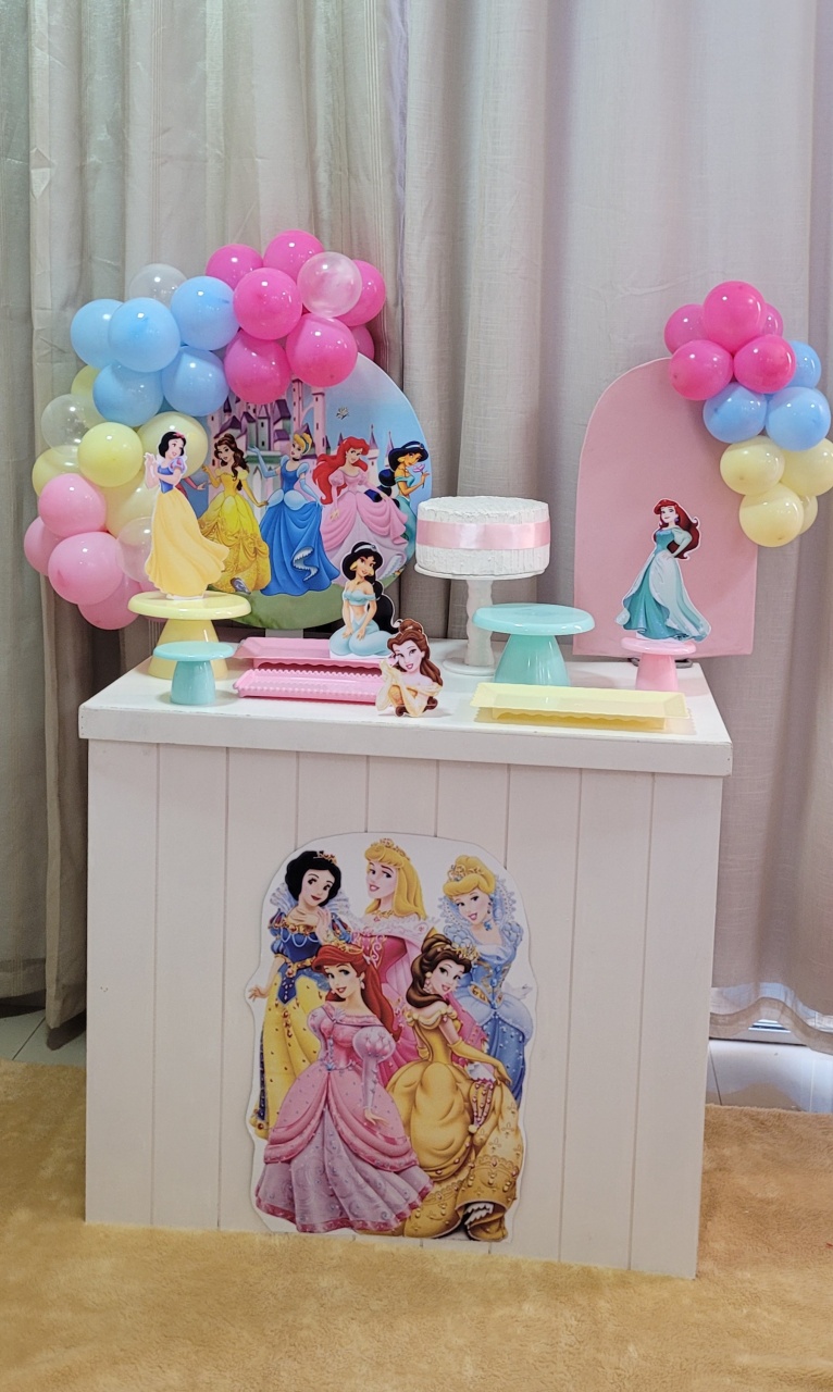 Kit Mini Festa Basic Com Balão - Princesas 2 - É Só Um Bolinho Locações 