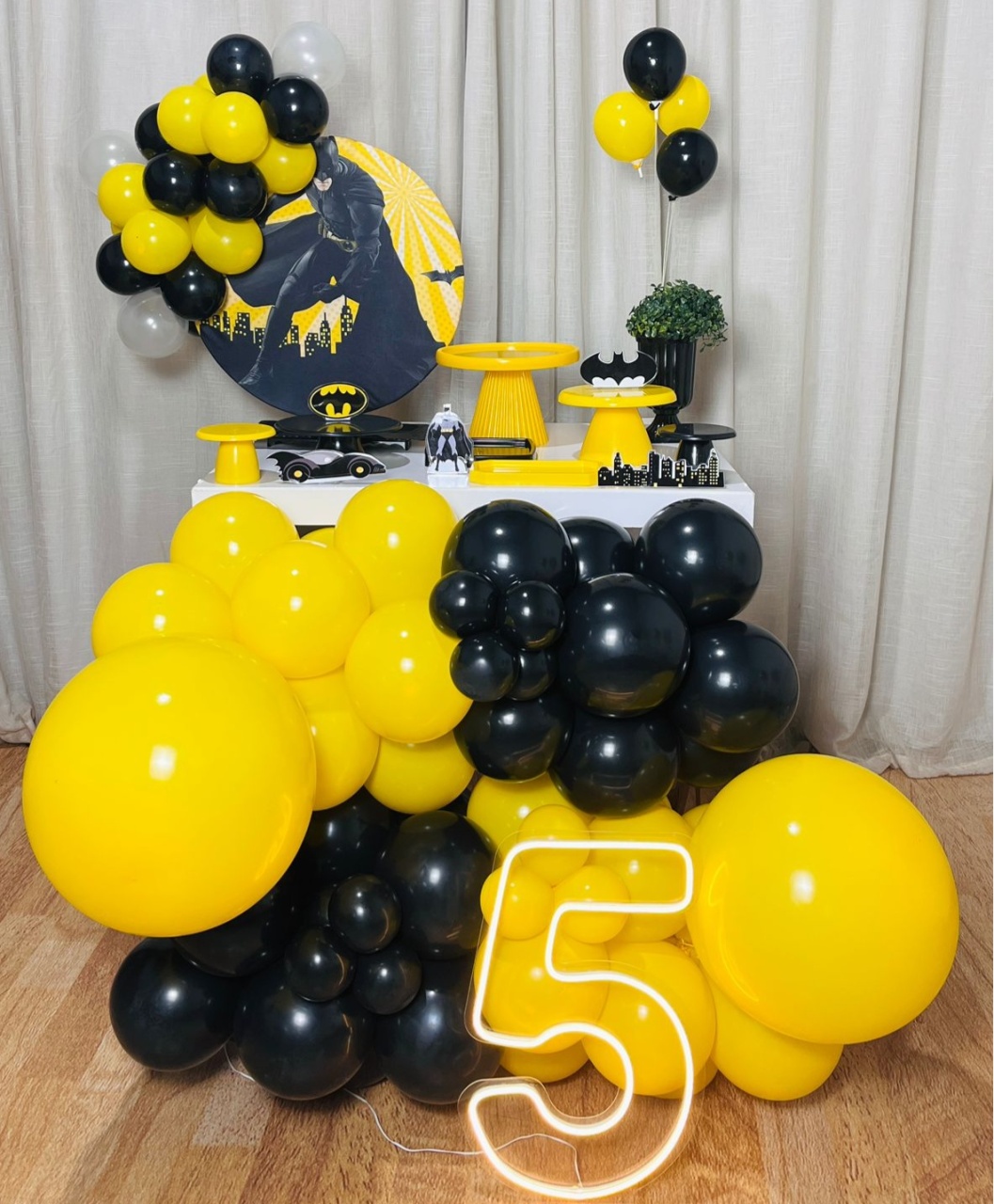 Kit Composto Gold Com Led - Batman. - É Só Um Bolinho Locações 