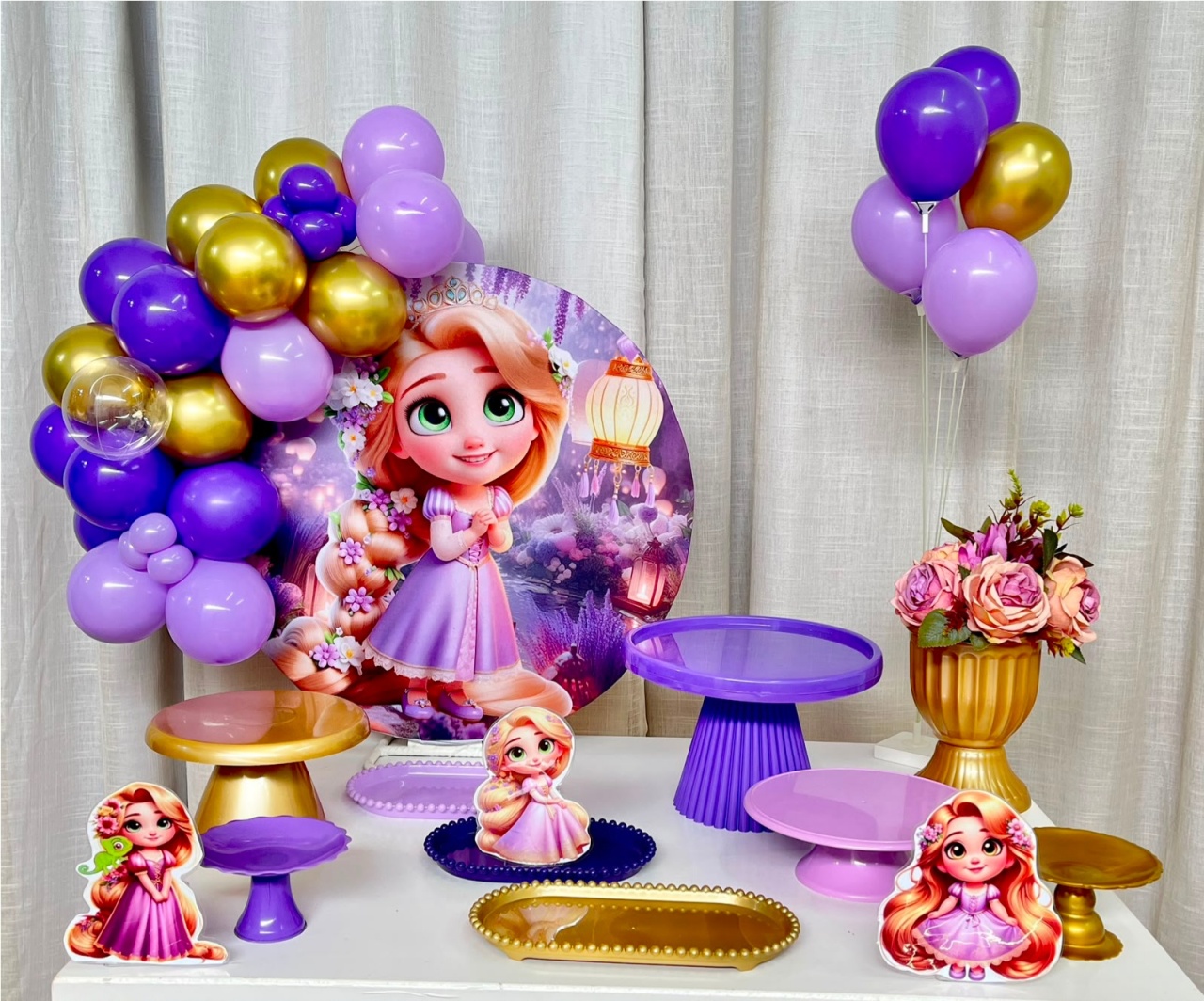 Kit Mesa Com Balão- Rapunzel Baby + Balões Metalizados. - É Só Um Bolinho Locações 