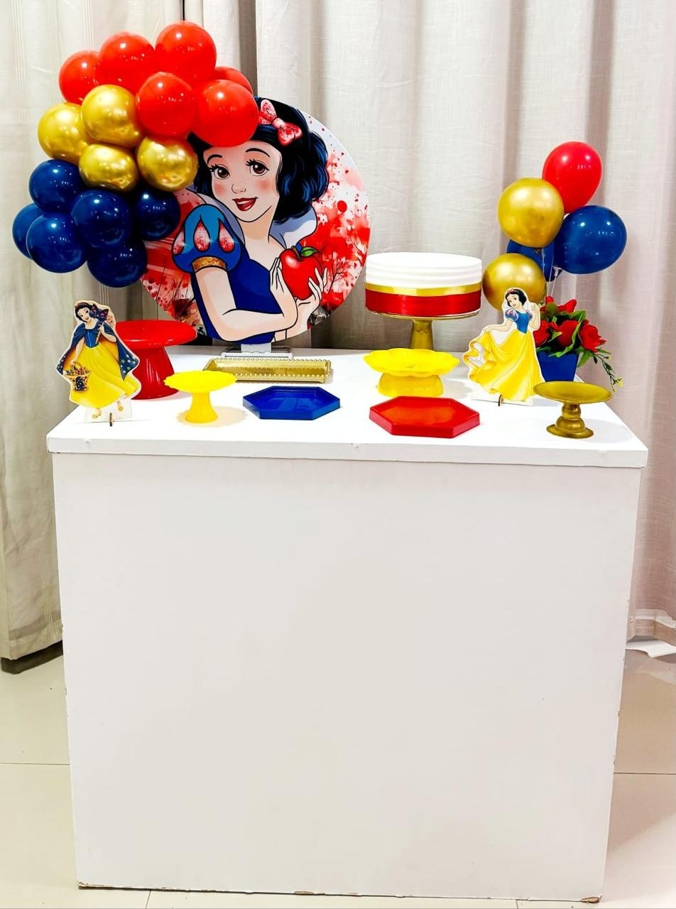 Kit Composto Com Balão - Branca de Neve  - É Só Um Bolinho Locações 