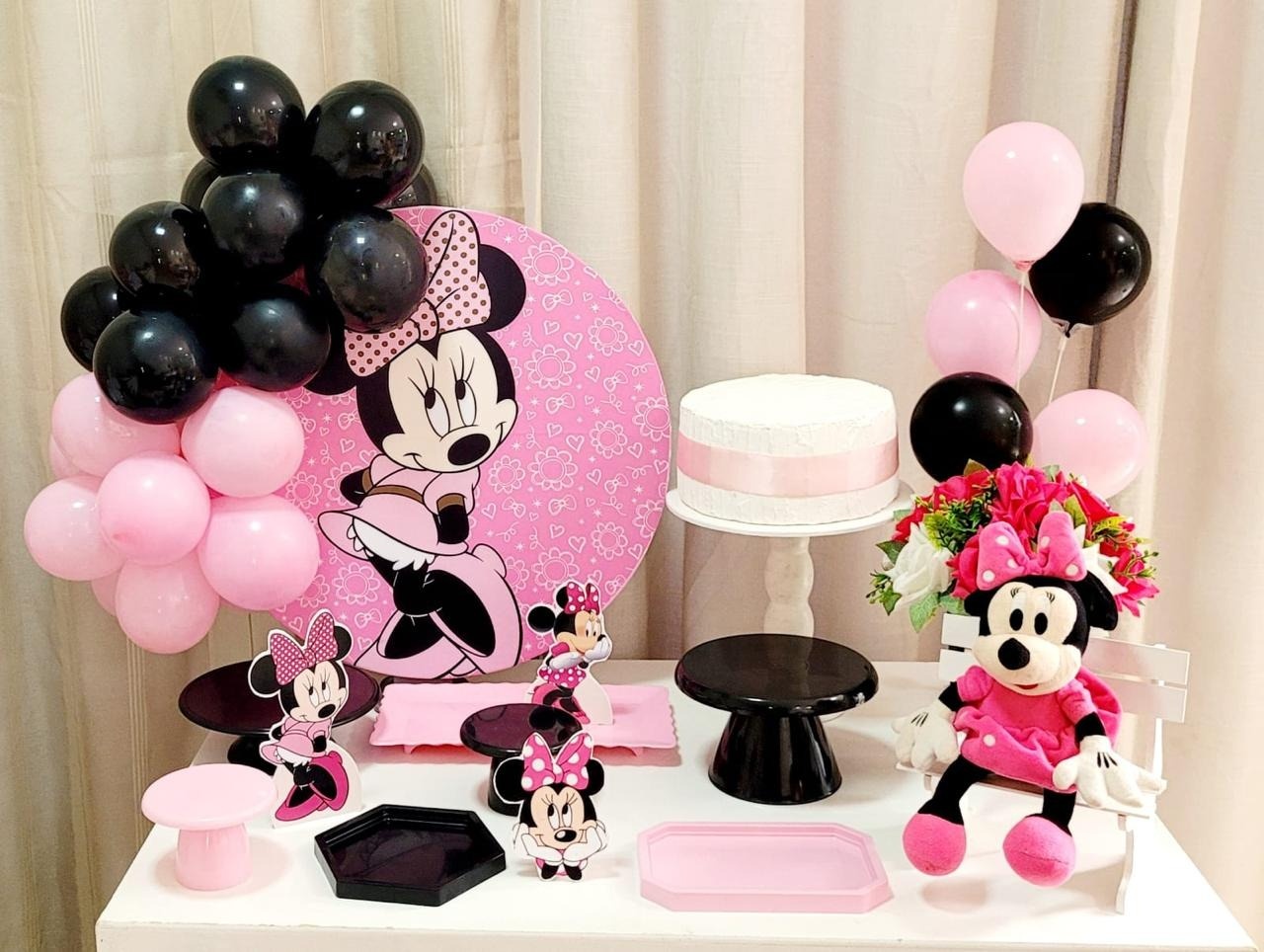 Kit Mesa Com Balão -  Minnie 2 - É Só Um Bolinho Locações 