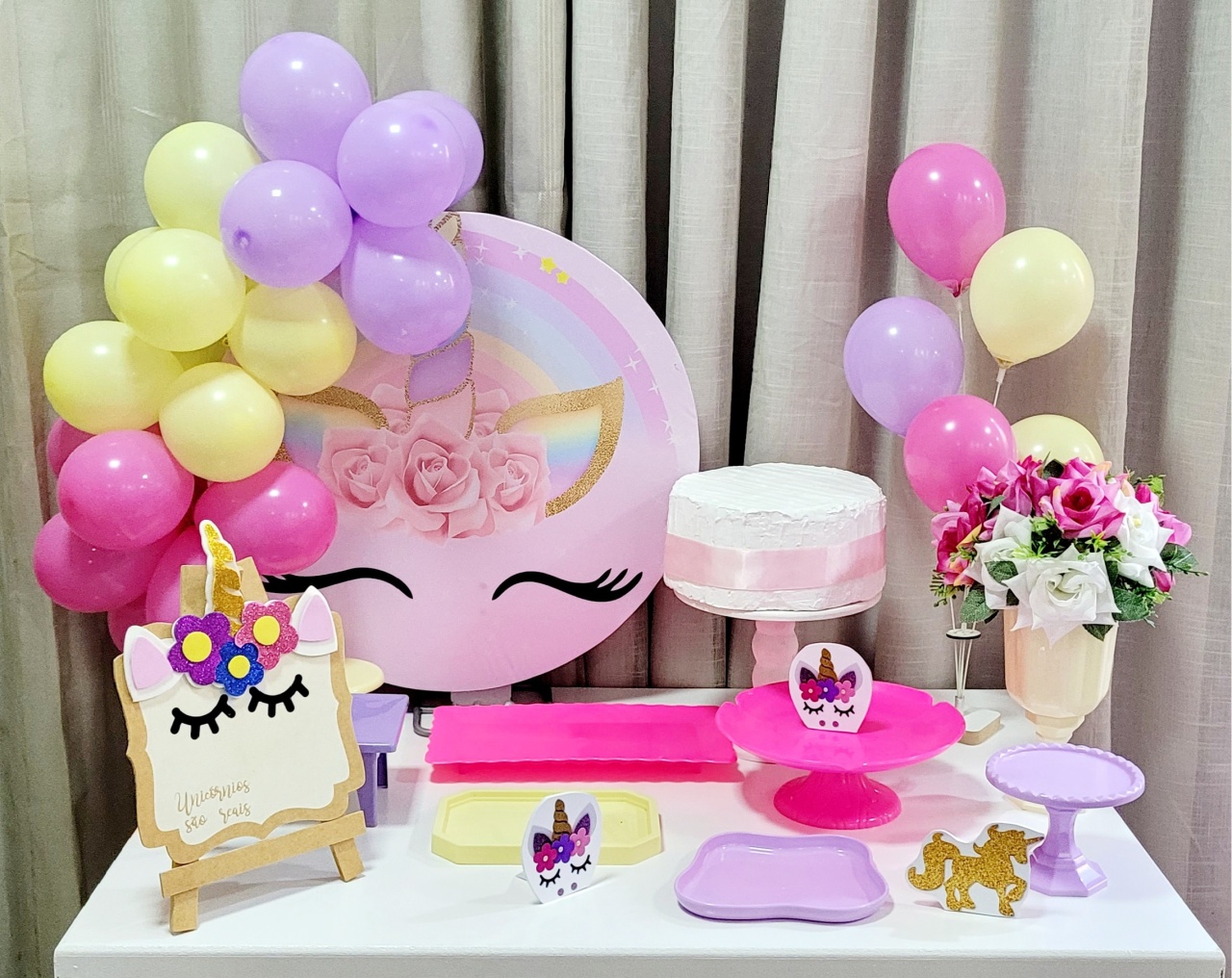 Kit Mesa Com Balão -  Unicórnio 3 - É Só Um Bolinho Locações 