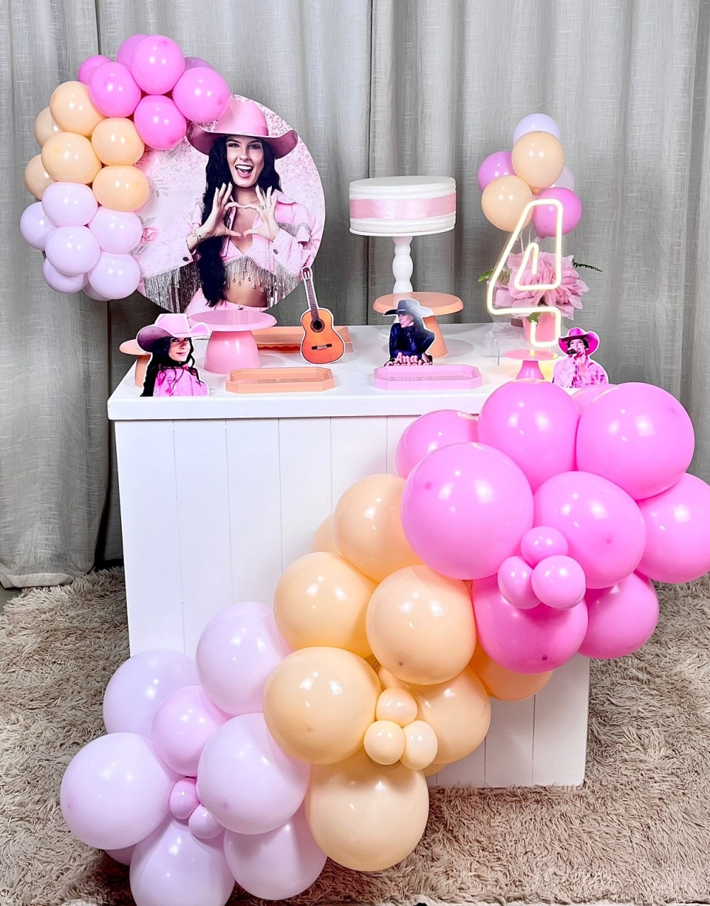 Mini Festa Gold Basic Com Led - Ana Castela  - É Só Um Bolinho Locações 