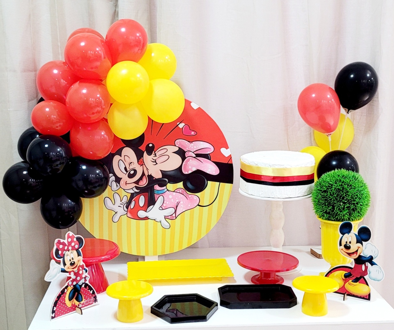 Kit Mesa Com Balão -  Mickey E Minie  - É Só Um Bolinho Locações 