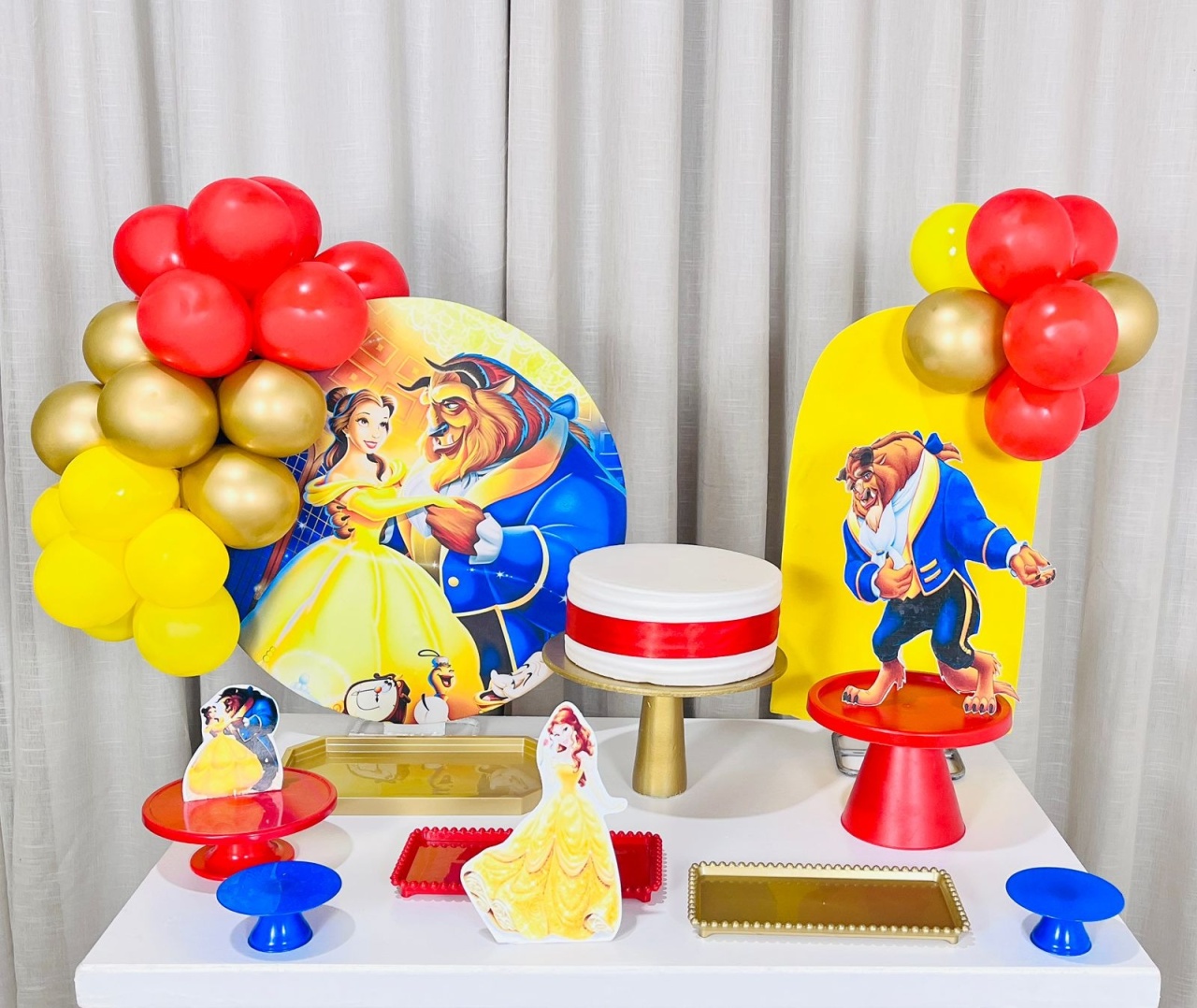 Kit Mesa Premium Com Balão - Bela E A Fera  - É Só Um Bolinho Locações 