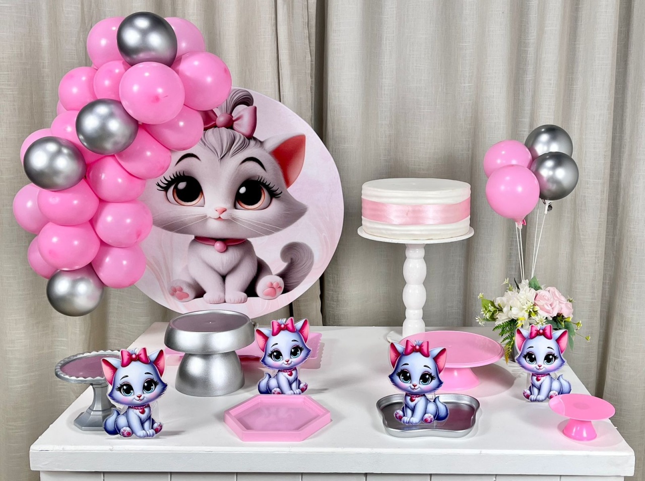 Kit Mesa Com Balão -  Gatinha  - É Só Um Bolinho Locações 