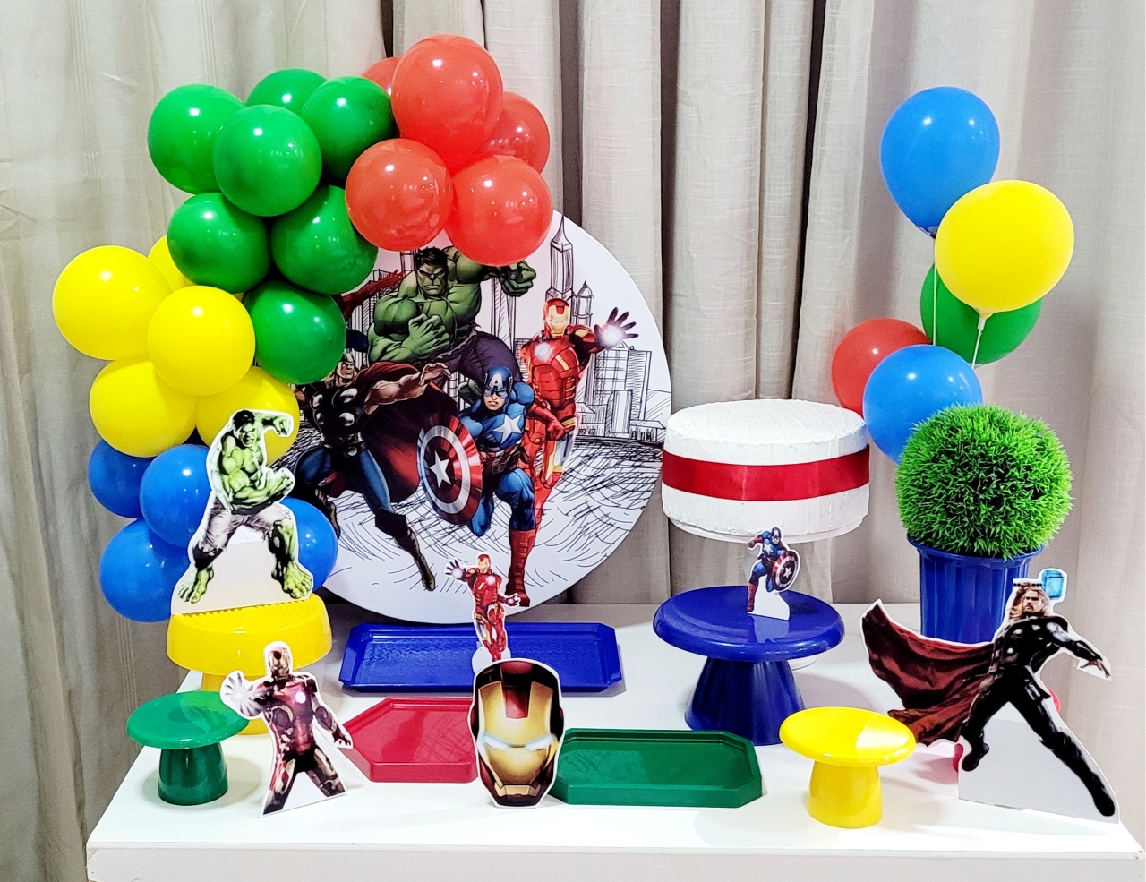 Kit Mesa Com Balão -  Vingadores - É Só Um Bolinho Locações 