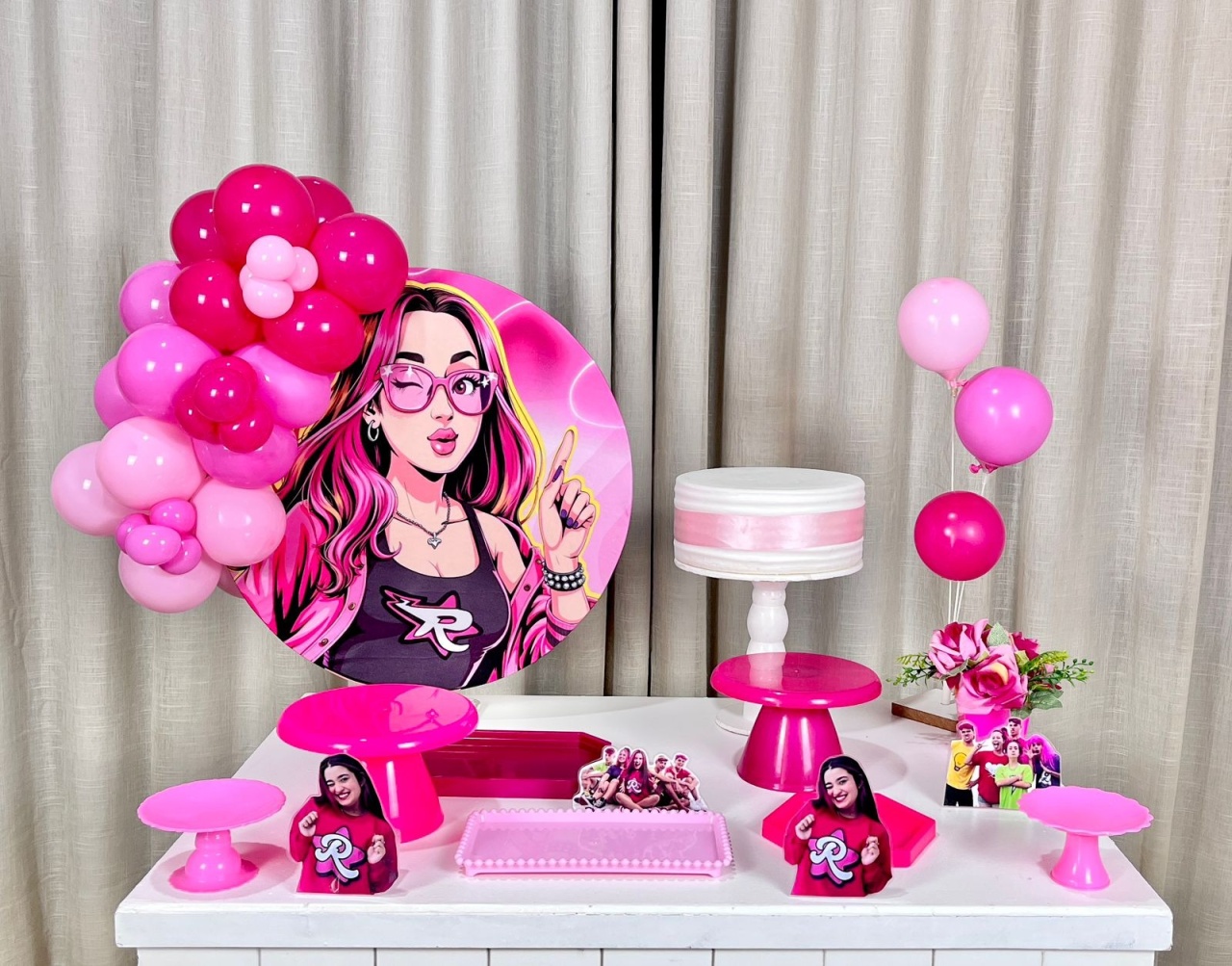 Kit Mesa Com Balão - Emilly Vick   - É Só Um Bolinho Locações 