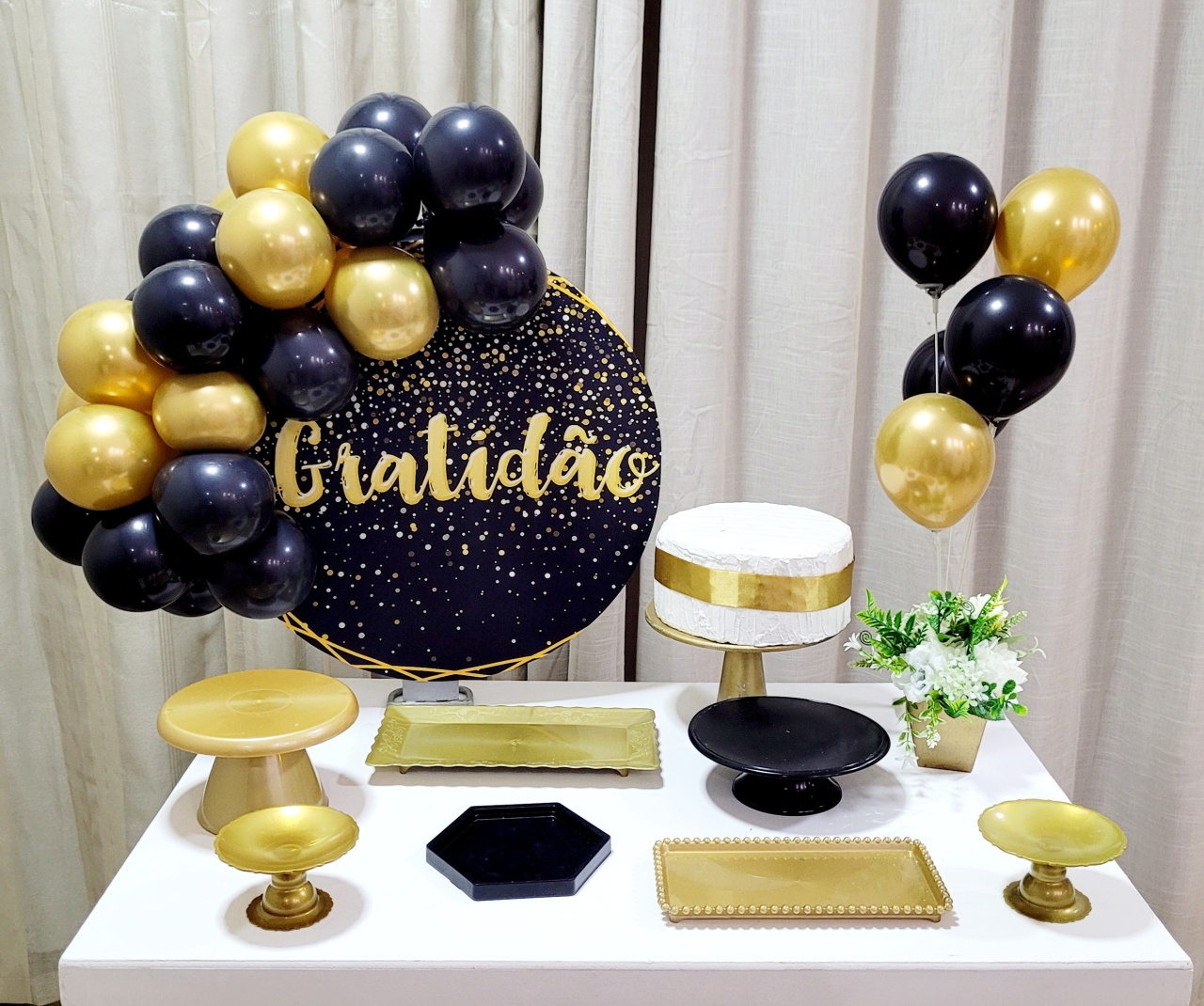 Kit Mesa Com Balão -  Gratidão 4 - É Só Um Bolinho Locações 