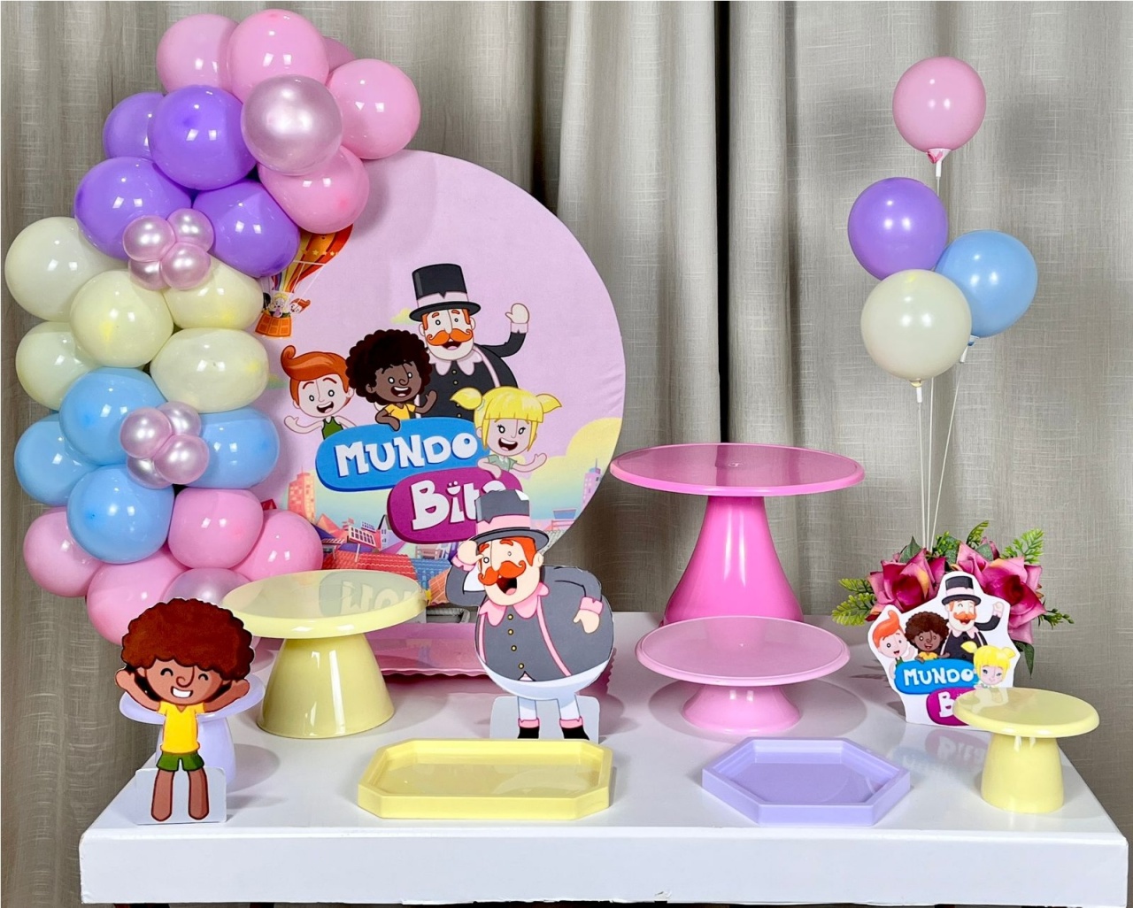 Kit Mesa Com Balão- Mundo Bita - É Só Um Bolinho Locações 