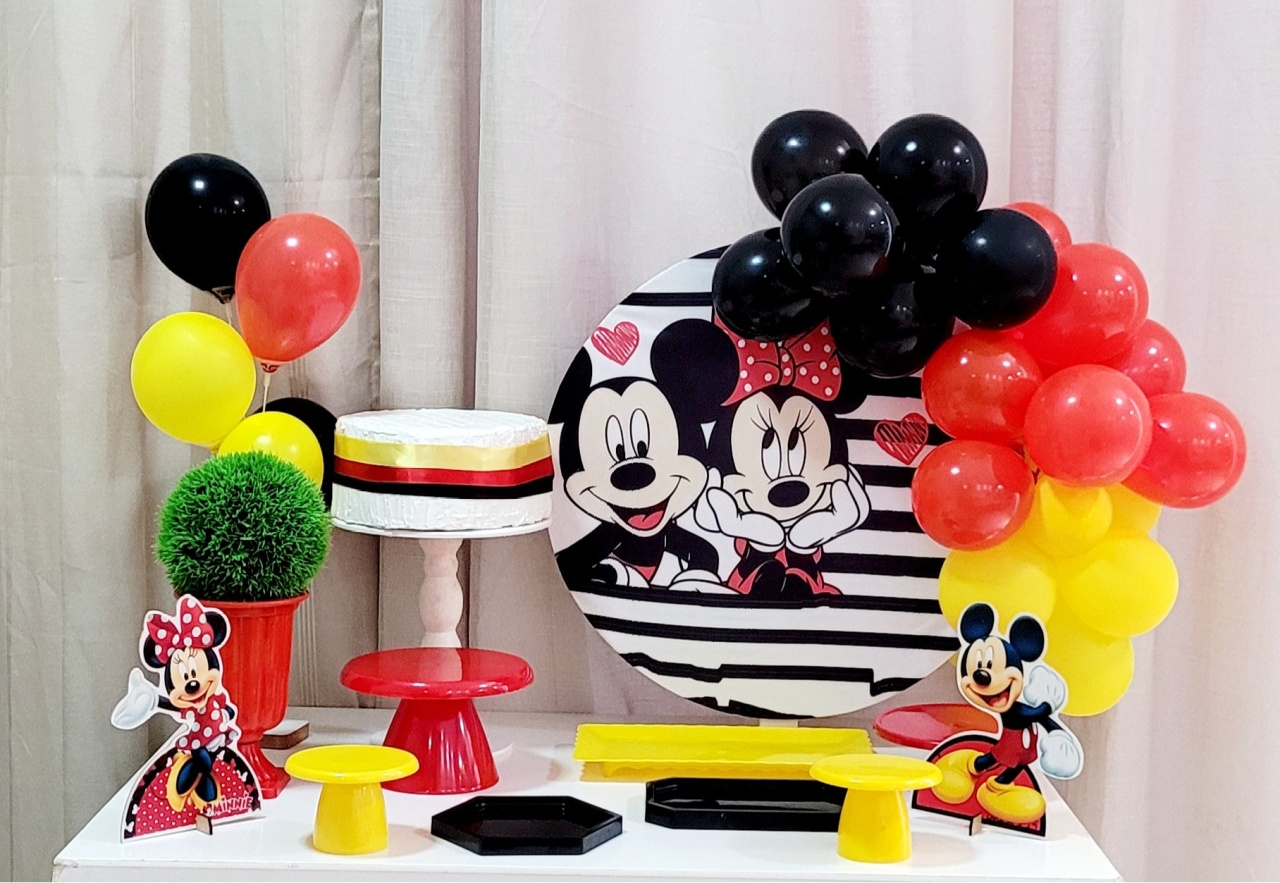 Kit Mesa Com Balão -  Mickey E Minie 1 - É Só Um Bolinho Locações 