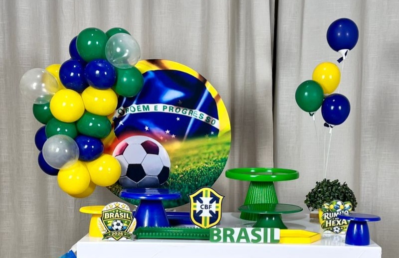 Kit Mesa Com Balão -  Brasil   - É Só Um Bolinho Locações 