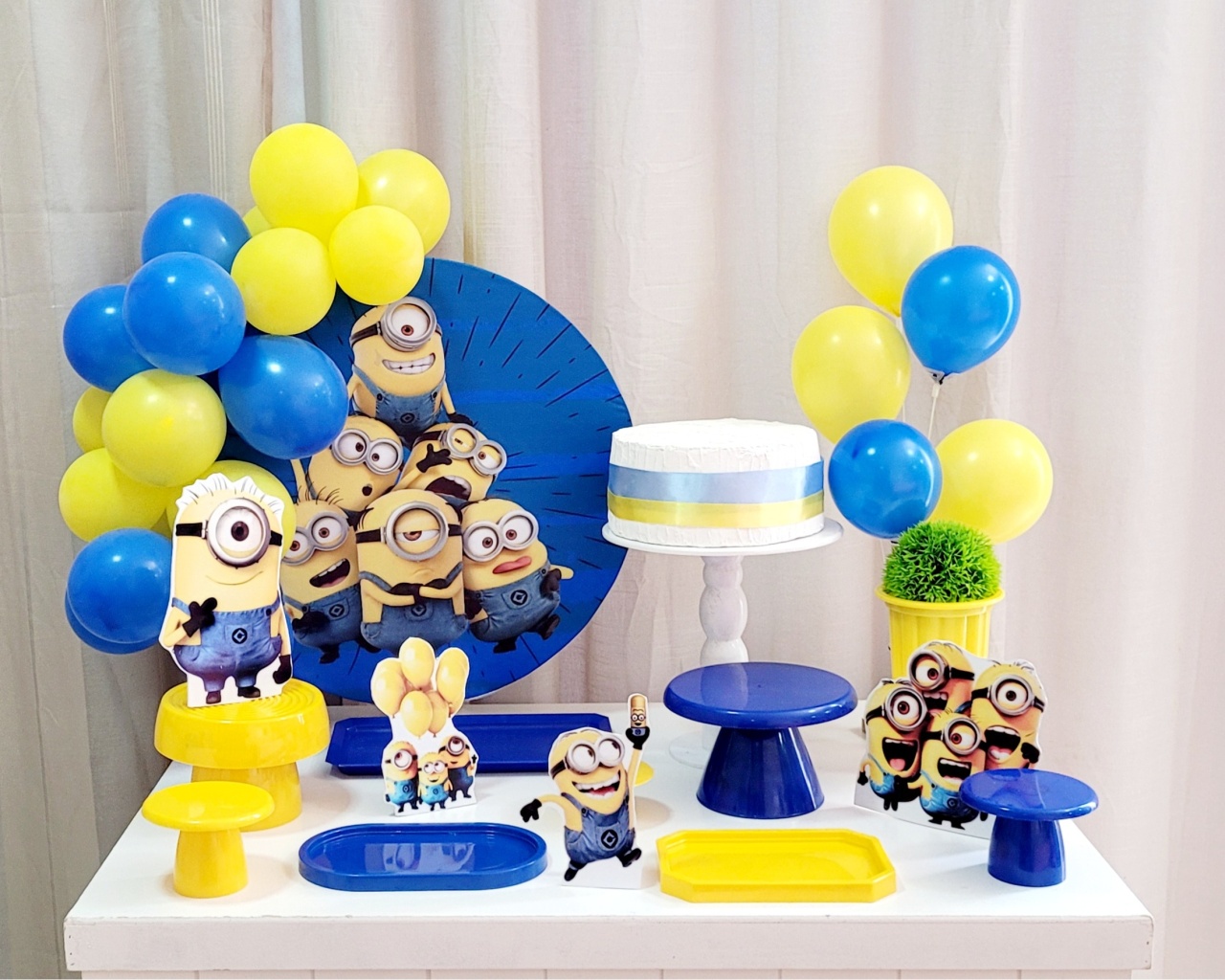 Kit Mesa Com Balão -  Minions Masculino - É Só Um Bolinho Locações 