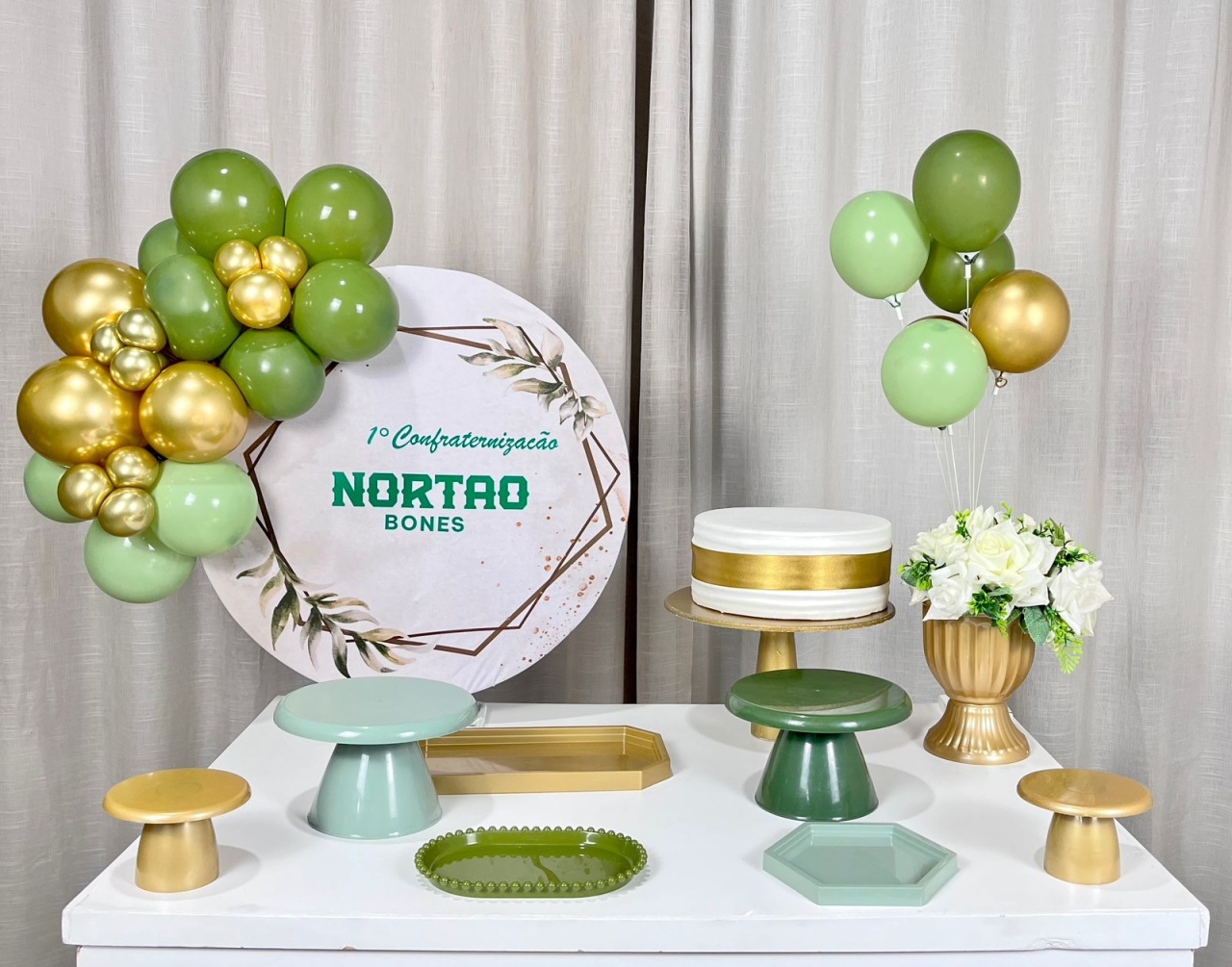 Kit Mesa Com Balão -  Flores Personalizado 10 - É Só Um Bolinho Locações 