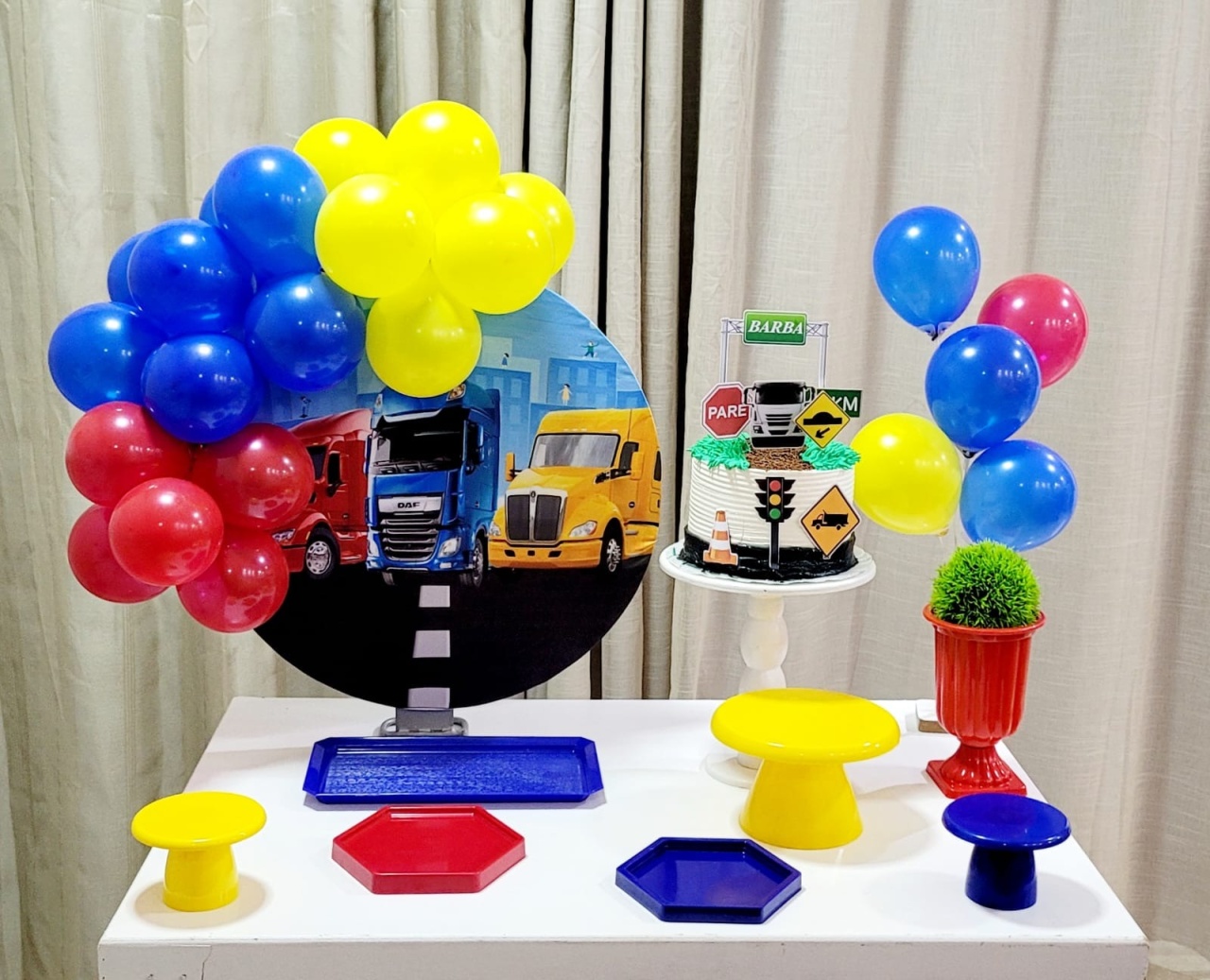 Kit Mesa Com Caminhão - É Só Um Bolinho Locações 