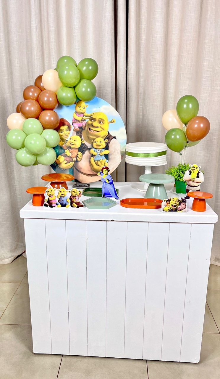 Kit Composto Com Balão - Sherek  - É Só Um Bolinho Locações 