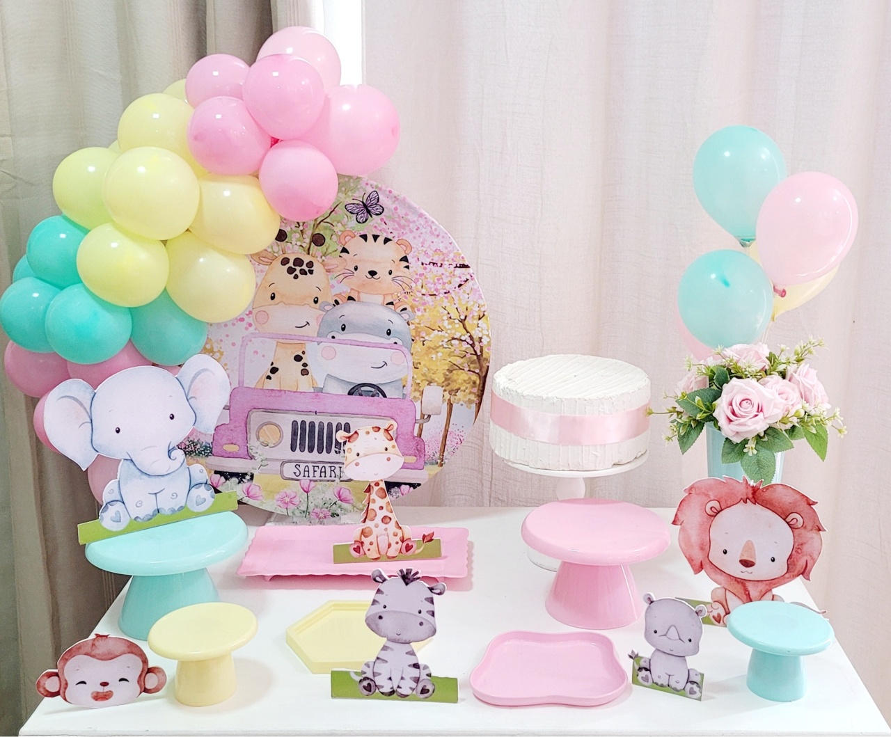 Kit Mesa Com Balão -  Safari Feminino - É Só Um Bolinho Locações 