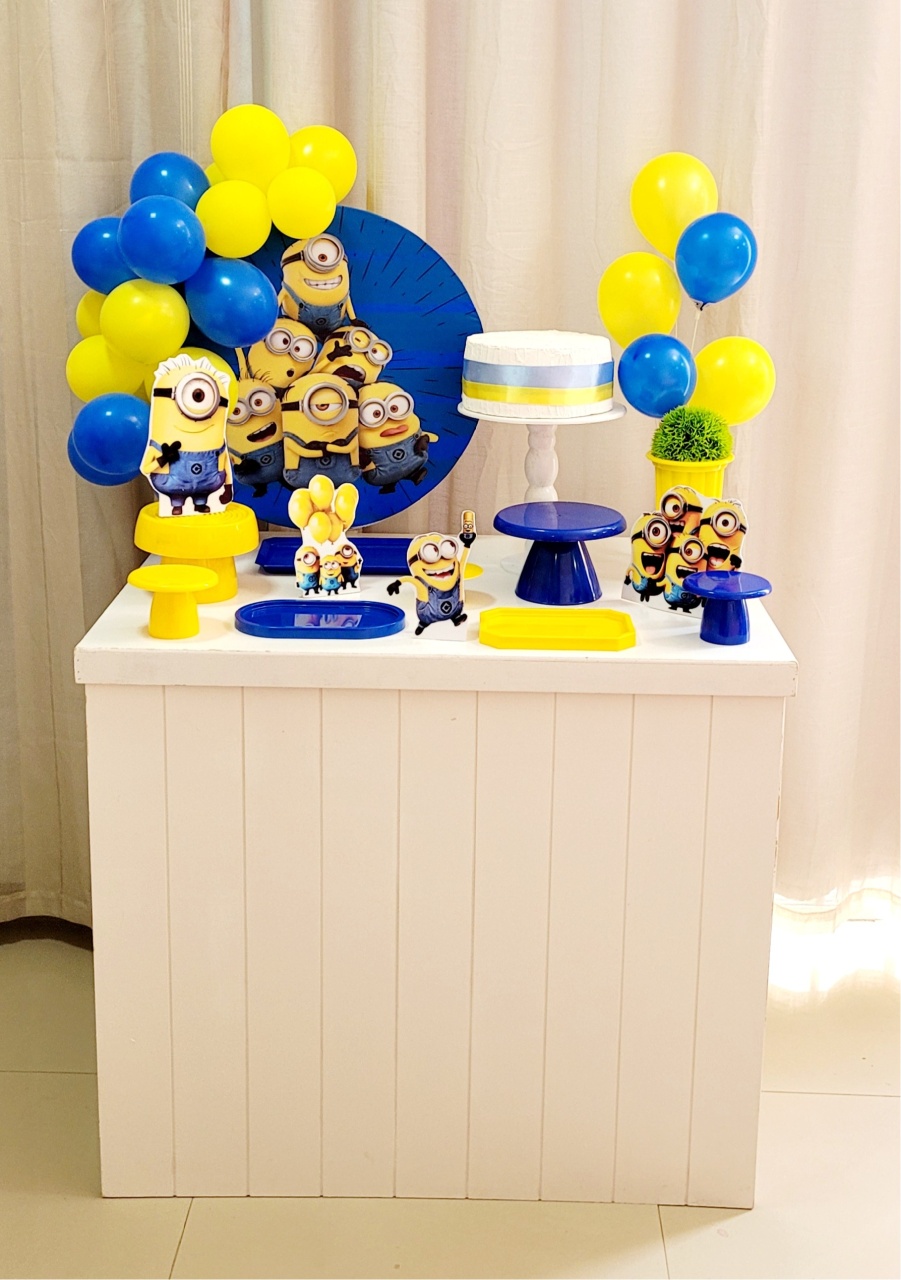 Kit Composto Com Balão - Minions Masculino  - É Só Um Bolinho Locações 