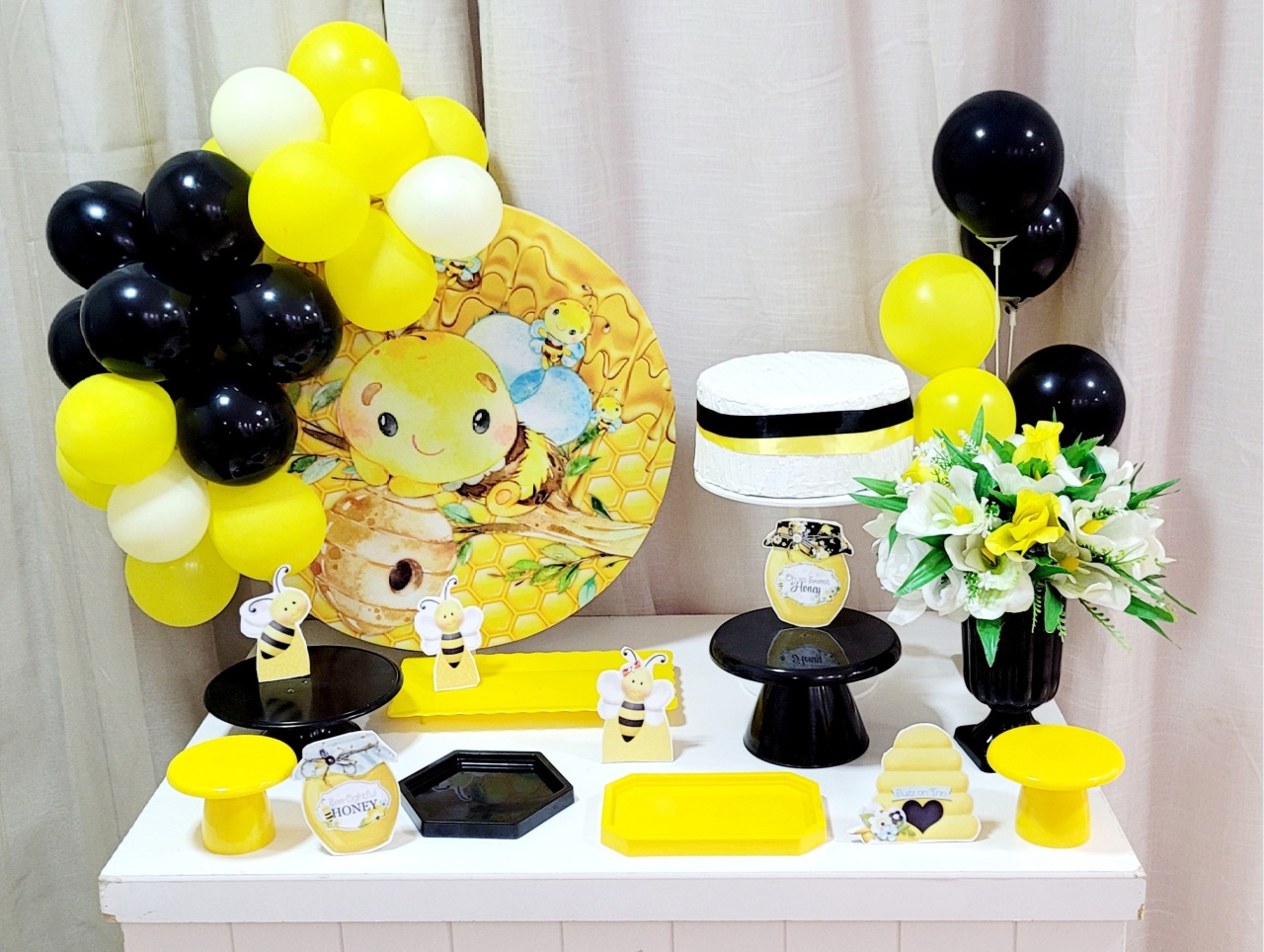 Kit Mesa Com Balão - Abelhinha - É Só Um Bolinho Locações 