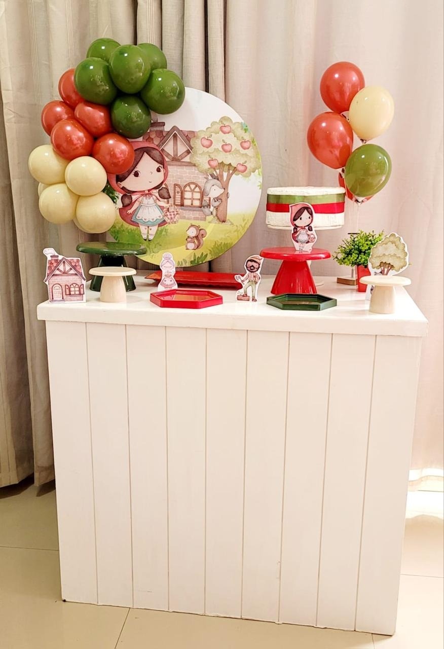 Kit Composto Premium Com Balão - Chapeuzinho Vermelho Morena  - É Só Um Bolinho Locações 