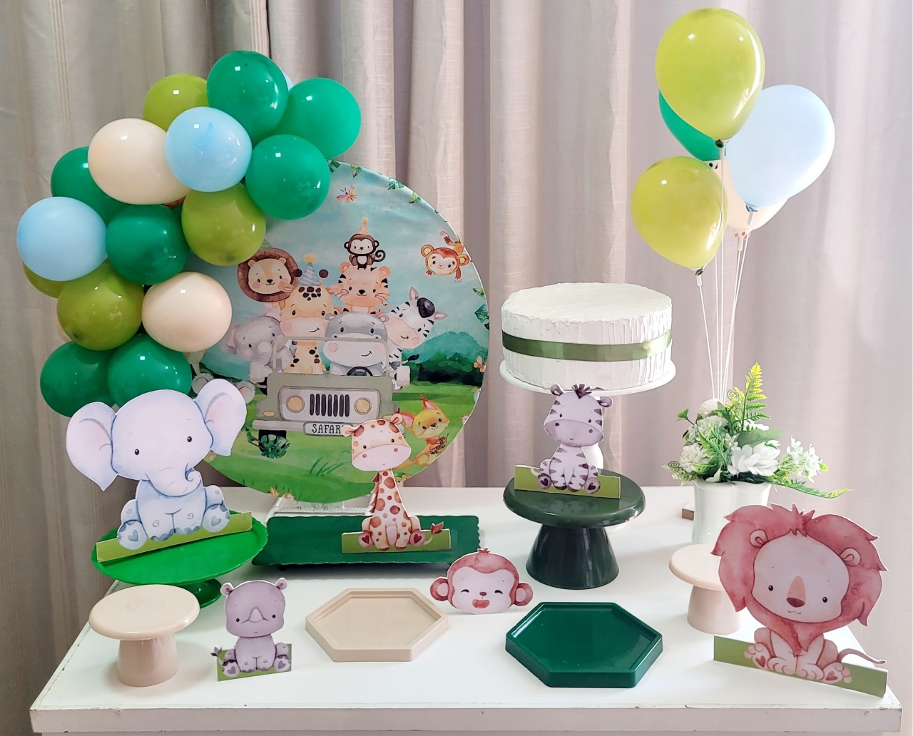Kit Mesa Com Balão -  Safari 1 - É Só Um Bolinho Locações 