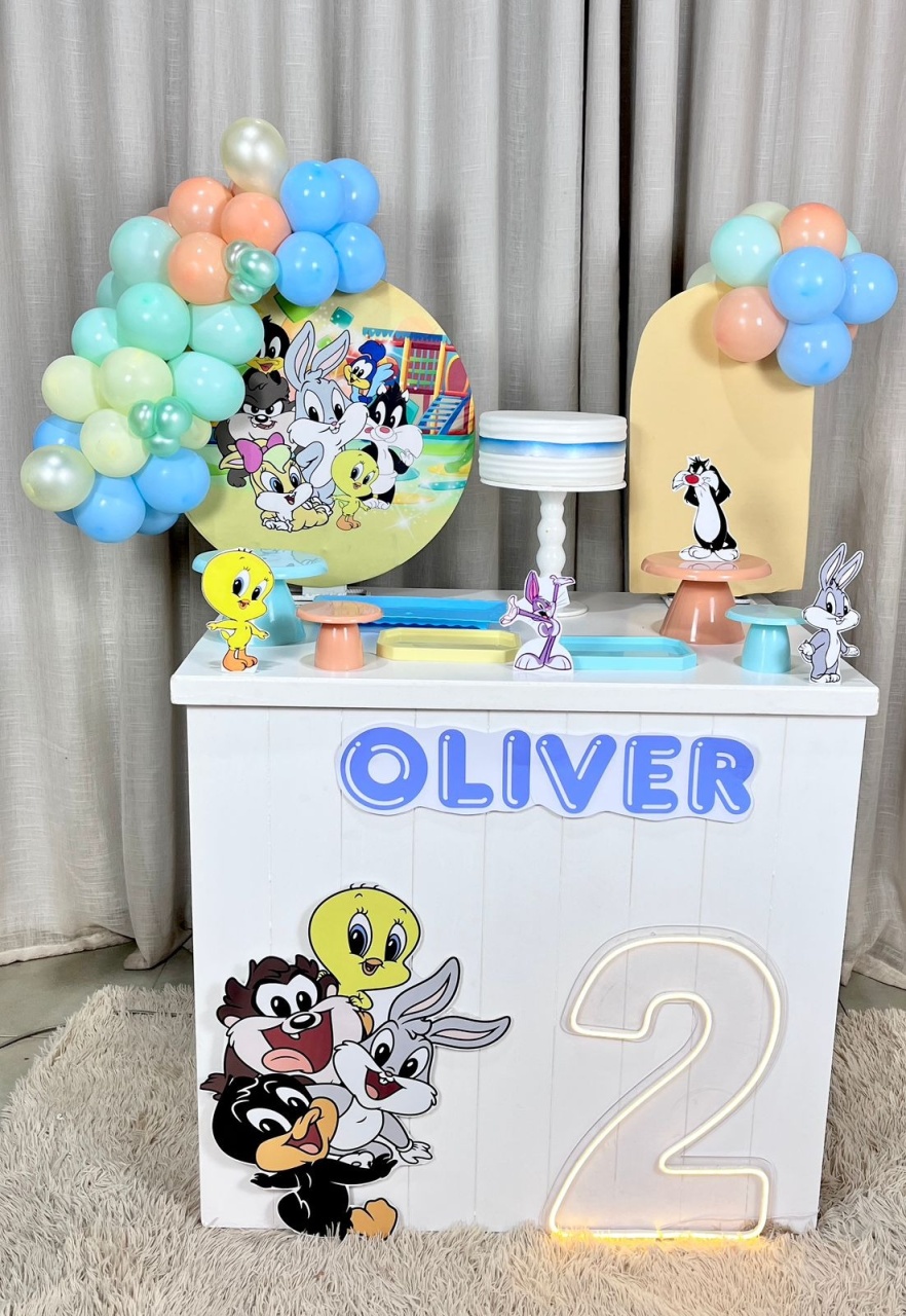 Kit Mini Festa Basic Com Balão - Loney Tunes  - É Só Um Bolinho Locações 