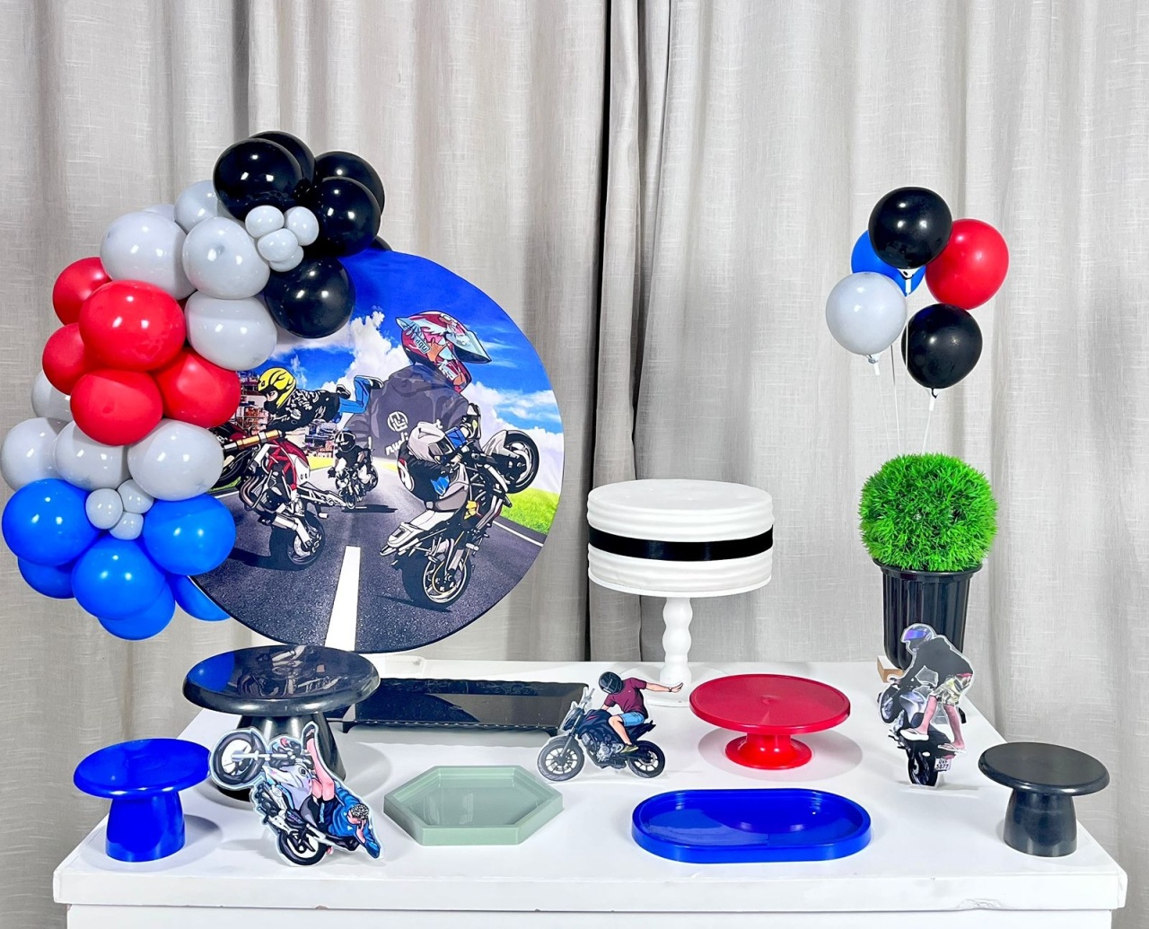 Kit Mesa Com Balão -  Moto - É Só Um Bolinho Locações 