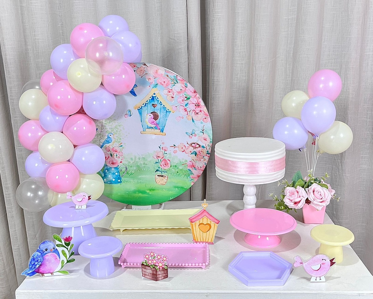 Kit Mesa Com Balão -  Jardim Encantado 3 - É Só Um Bolinho Locações 