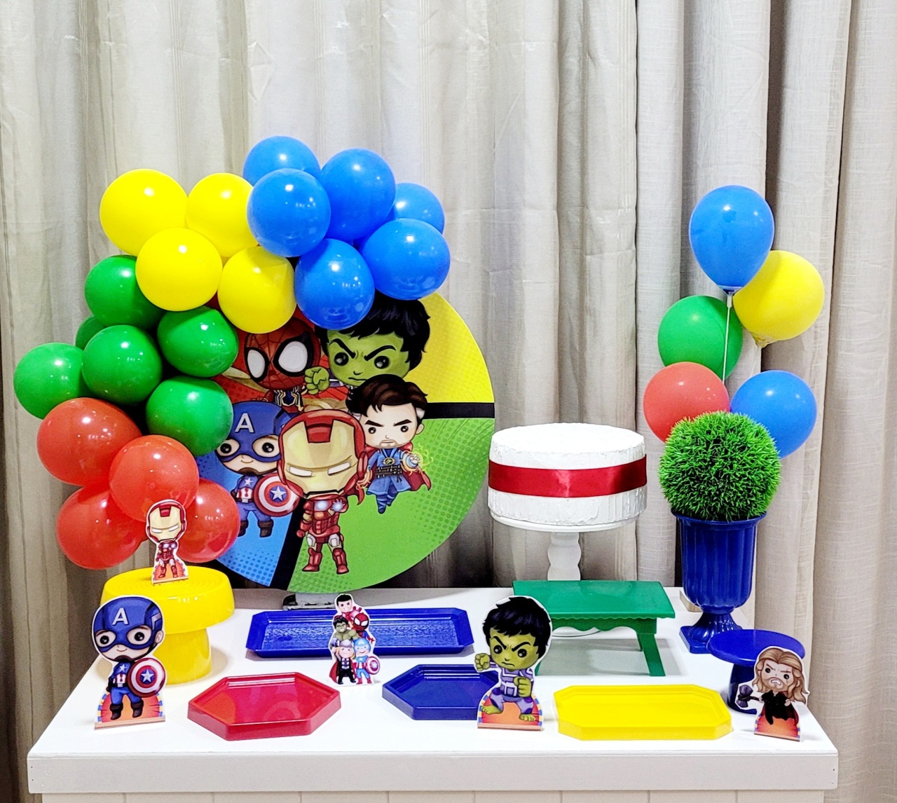 Kit Mesa Com Balão -  Vingadores Baby  - É Só Um Bolinho Locações 