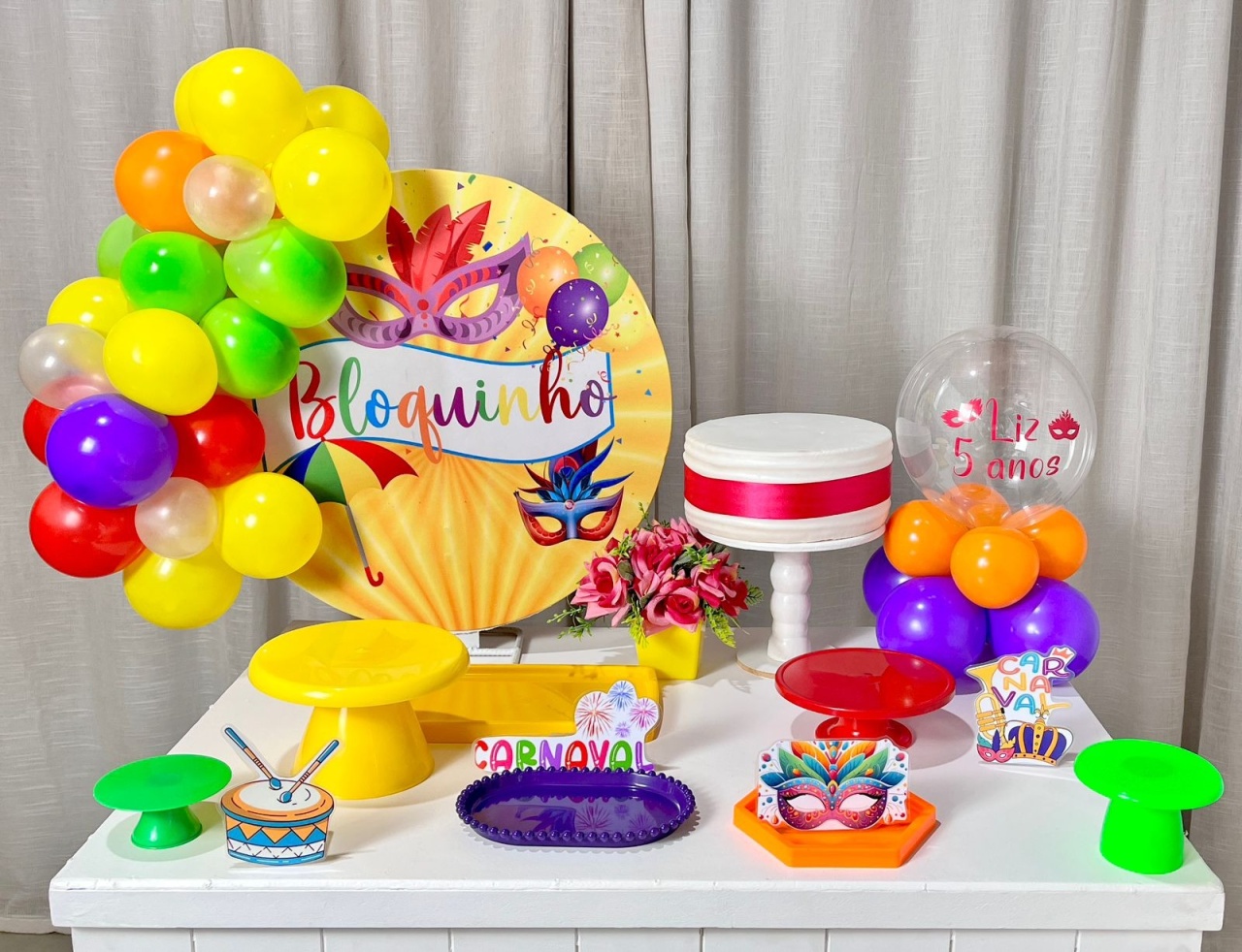 Kit Mesa Box de Balão - Carnaval - É Só Um Bolinho Locações 
