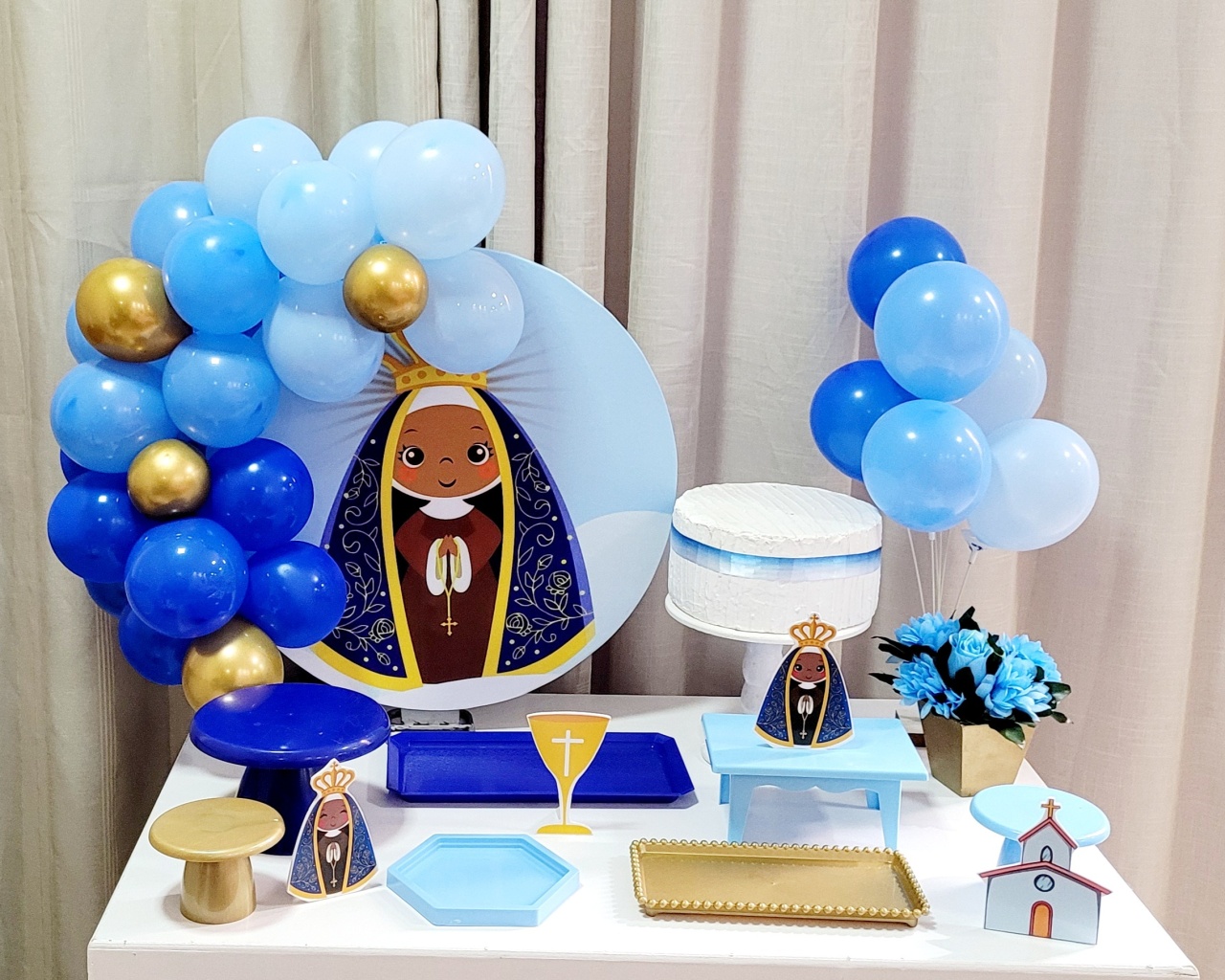 Kit Mesa Com Balão -  Nossa Senhora Aparecida 1 - É Só Um Bolinho Locações 