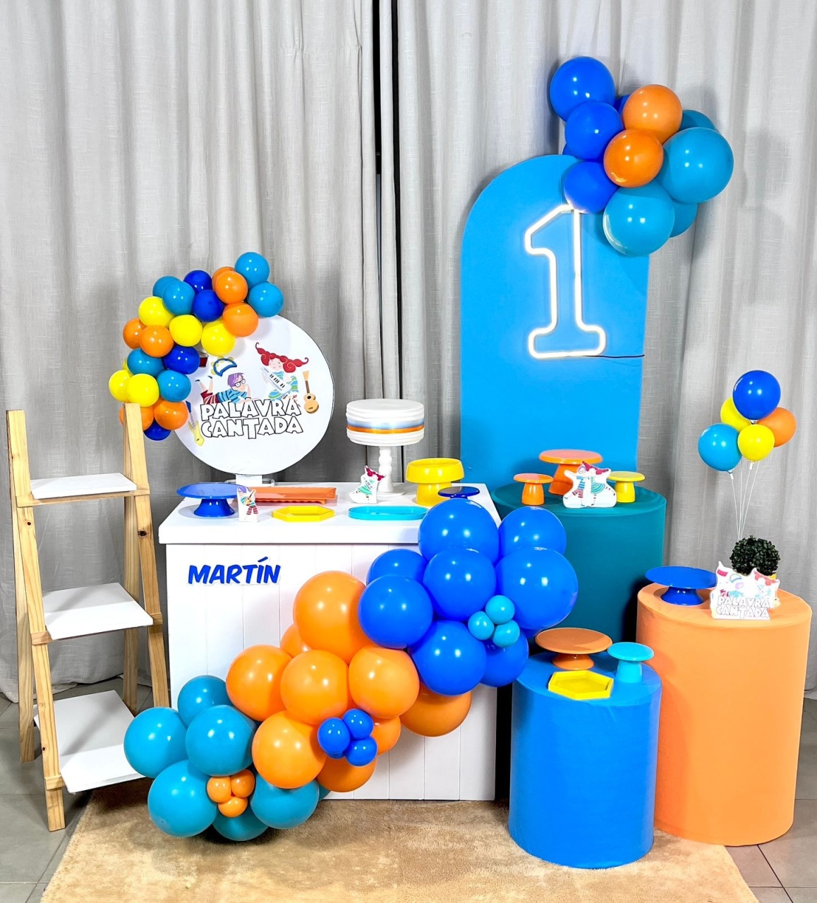 Kit Mini Festa Gold Premium Com Led - Palavra Cantada  - É Só Um Bolinho Locações 