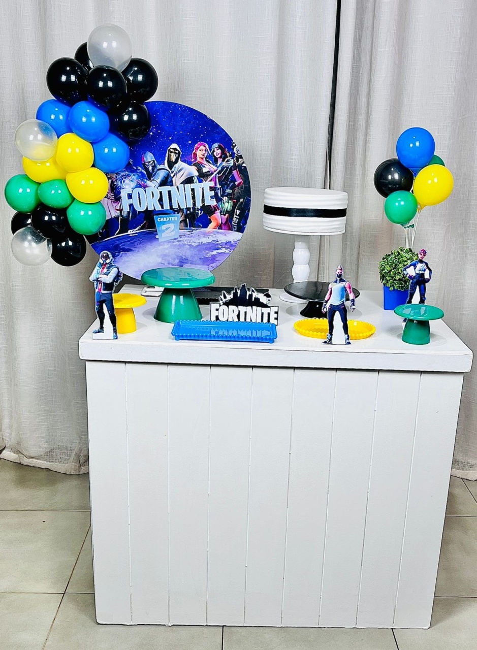 Kit Composto Com Balão - Fortnite  - É Só Um Bolinho Locações 