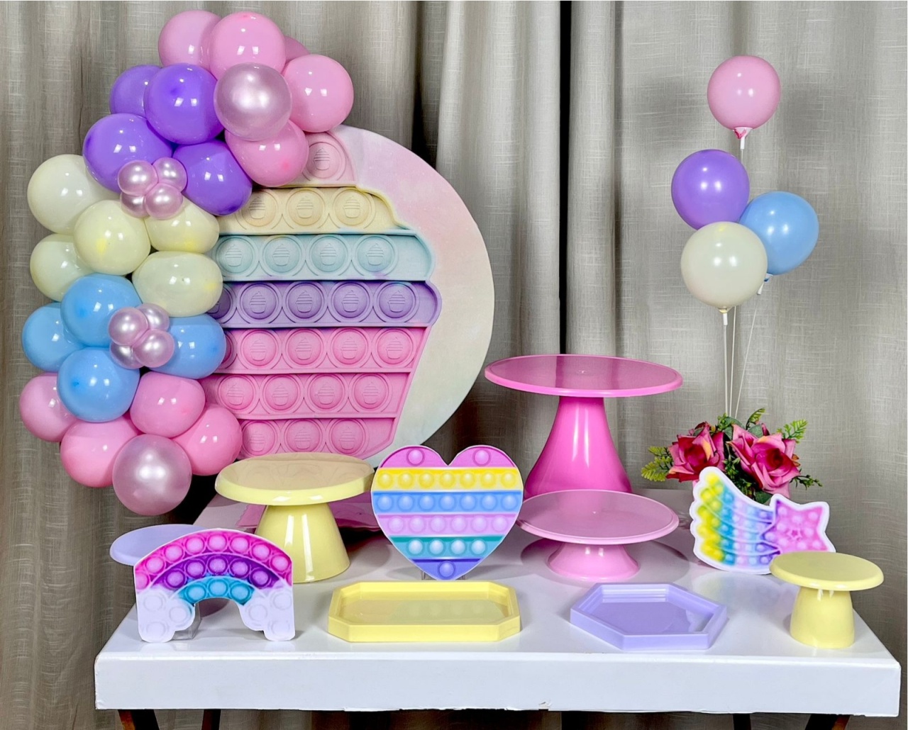 Kit Mesa Com Balão-Pop It - É Só Um Bolinho Locações 
