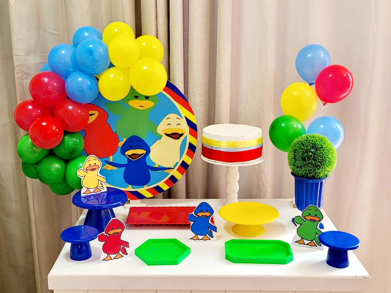 Kit Mesa Com Balão -  Patinho Colorido  - É Só Um Bolinho Locações 