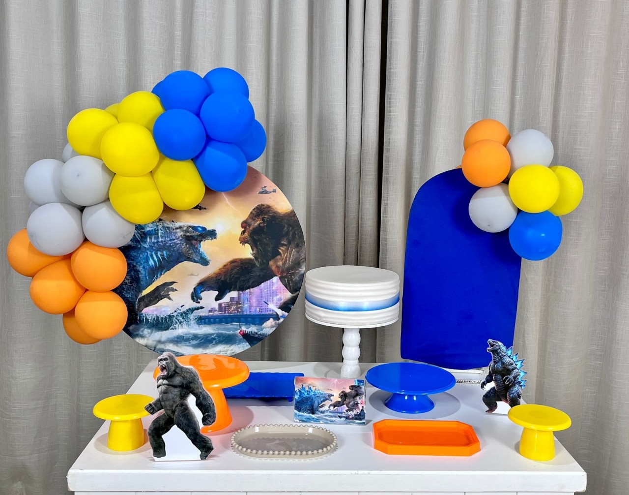 Kit Mesa Premium Com Balão - Godzilla - É Só Um Bolinho Locações 