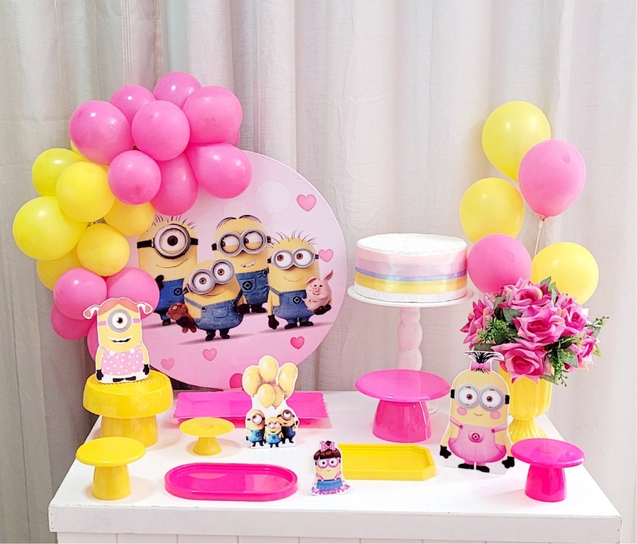 Kit Mesa Com Balão -  Minions Feminino - É Só Um Bolinho Locações 
