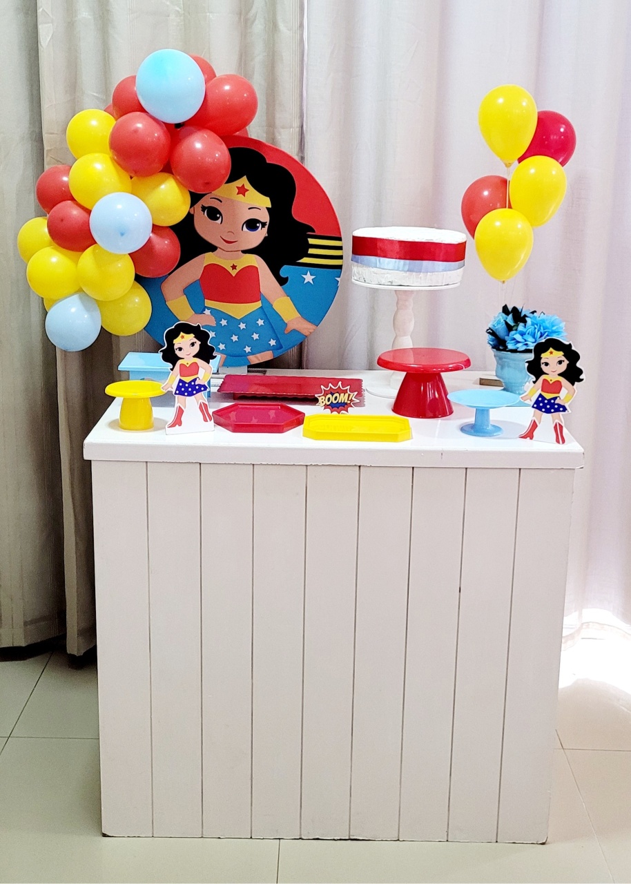 Kit Composto Com Balão - Mulher Maravilha  - É Só Um Bolinho Locações 
