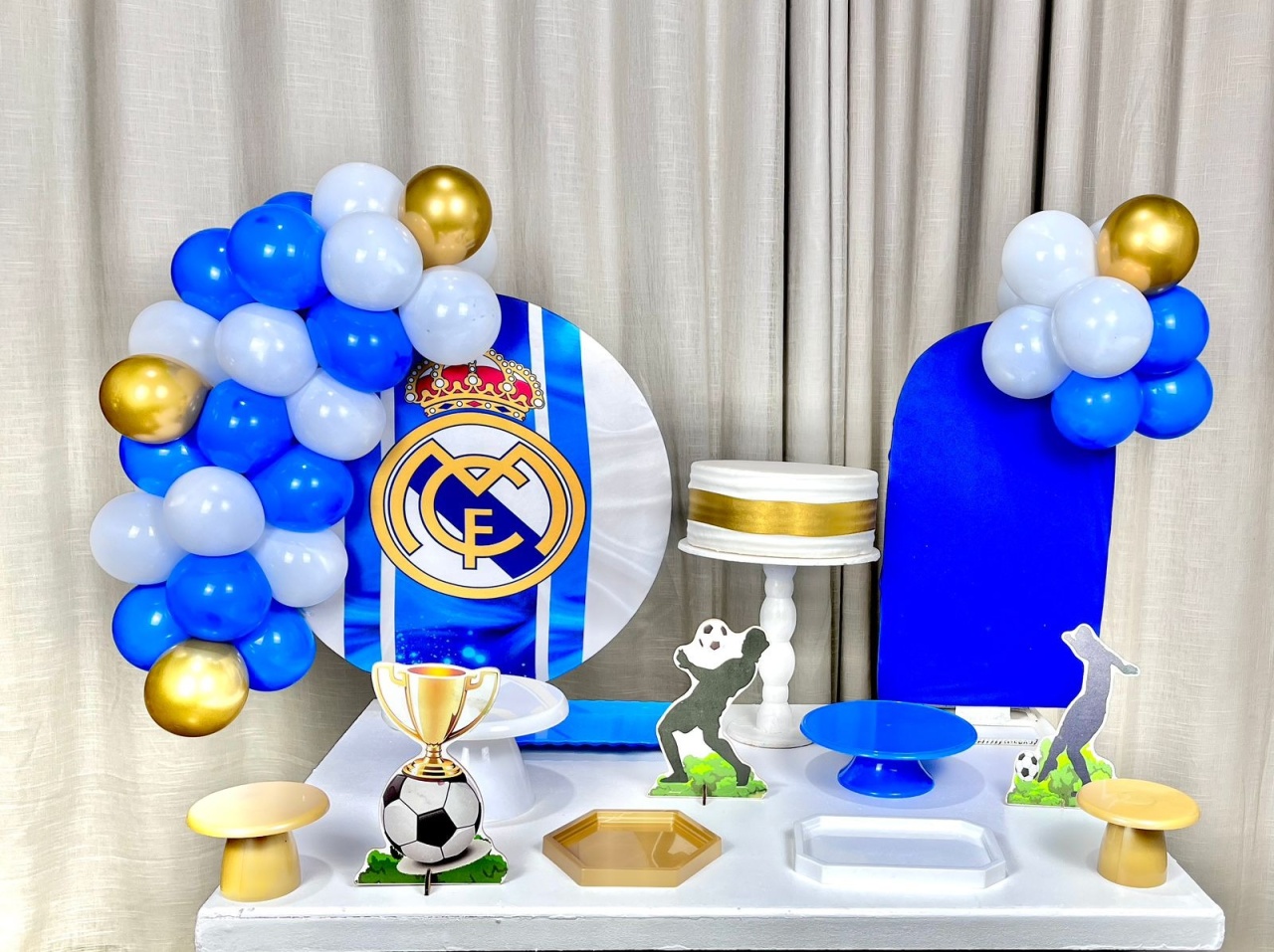 Kit Mesa Premium Com Balão - Real Madri  - É Só Um Bolinho Locações 