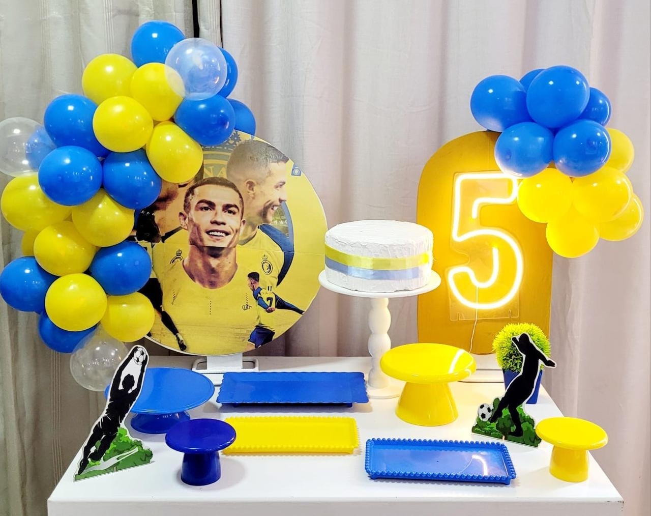 Kit Mesa Premium Com Balão - Cristiano Ronaldo  - É Só Um Bolinho Locações 