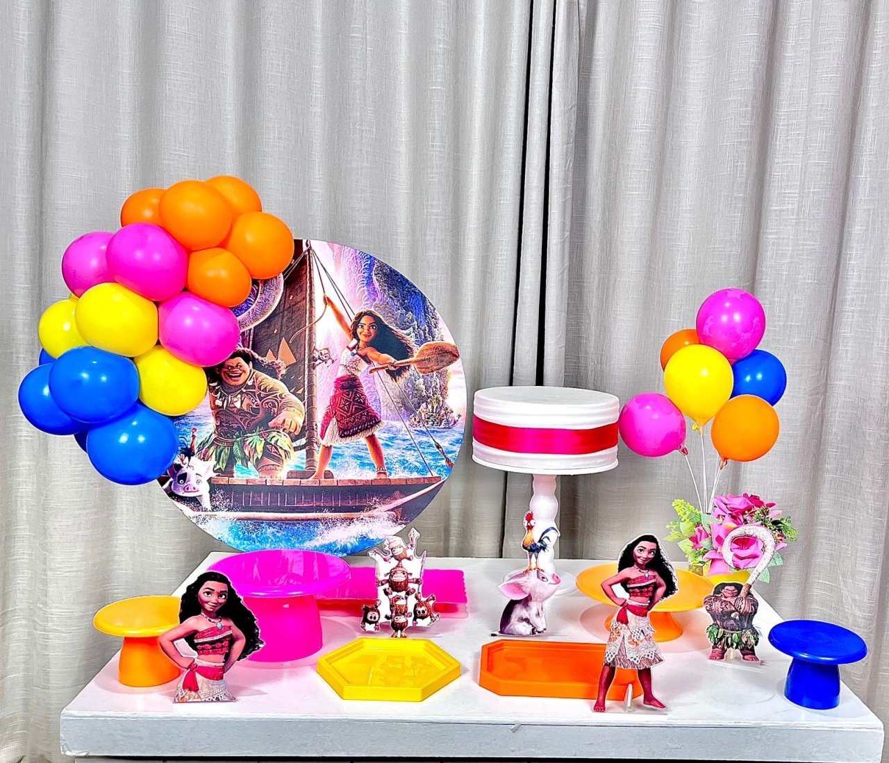 Kit Mesa Com Balão -  Moana 4 - É Só Um Bolinho Locações 