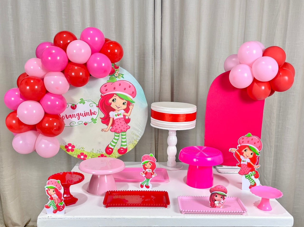 Kit Mesa Premium Com Balão - Moranguinho - É Só Um Bolinho Locações 