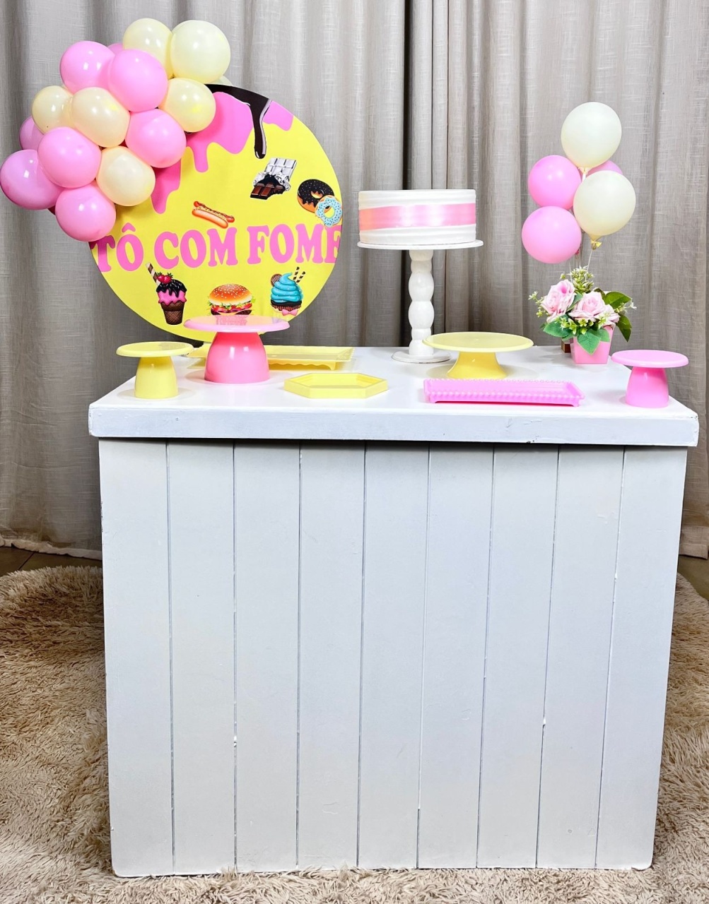 Kit Composto Com Balão - To Com Fome  - É Só Um Bolinho Locações 