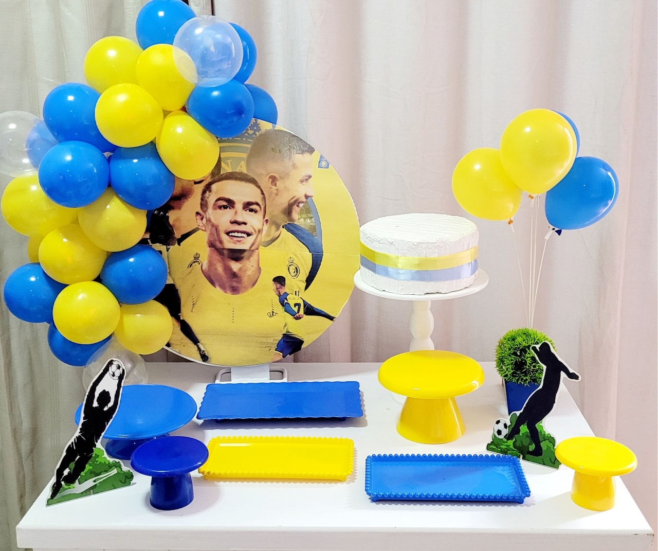 Kit Mesa Com Balão -  Cristiano Ronaldo  - É Só Um Bolinho Locações 