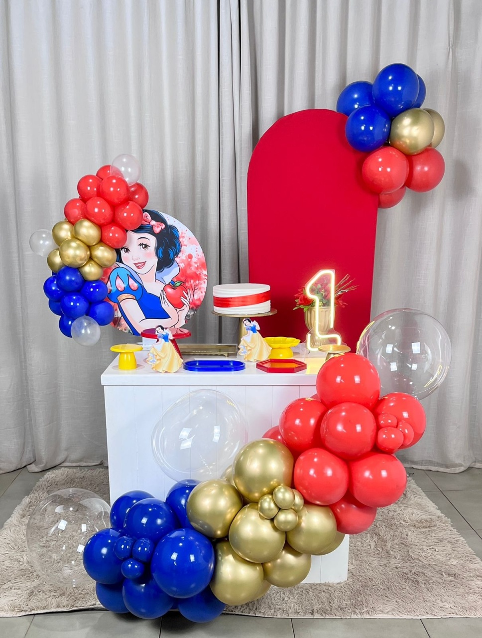 Mini Festa Gold Plus Com Led - Branca de Neve  - É Só Um Bolinho Locações 