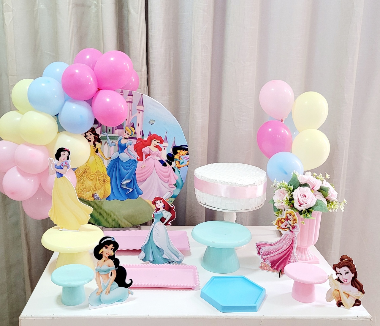 Kit Mesa Com Balão -  Princesa 2 - É Só Um Bolinho Locações 