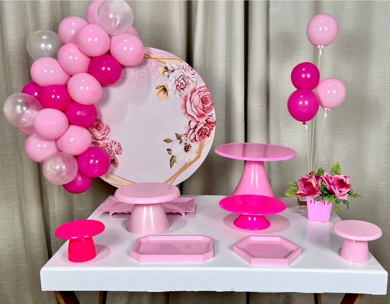 Kit Mesa Com Balão -Flores - É Só Um Bolinho Locações 
